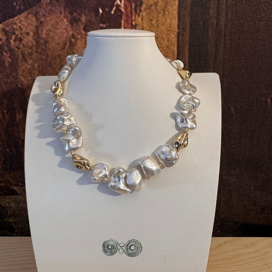 Collana GA0024 in perle di conchiglia bianche su espositore professionale.