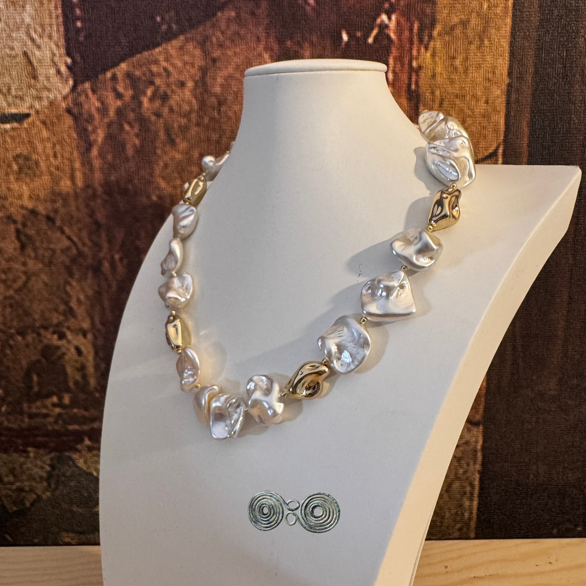 Collana GA0025 in perle di conchiglia rosa su espositore bianco professionale.