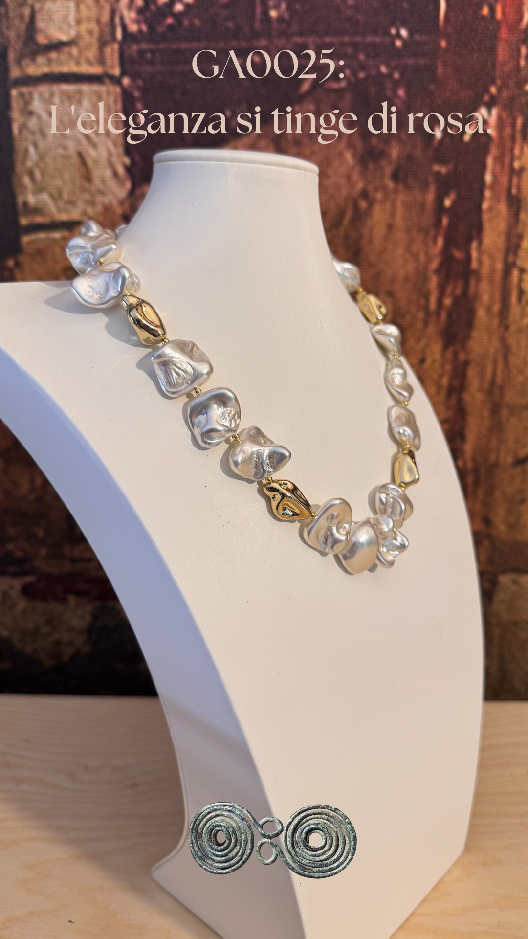 Collana GA0025 in perle di conchiglia rosa su espositore bianco verticale per social professionale.