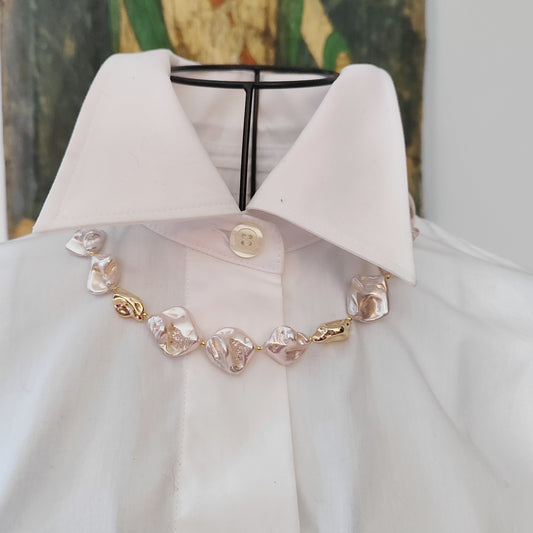 Collana Shell Pearl Elegance rosa GA0025 con perle scultura e perle color oro, sfondo chiaro. 