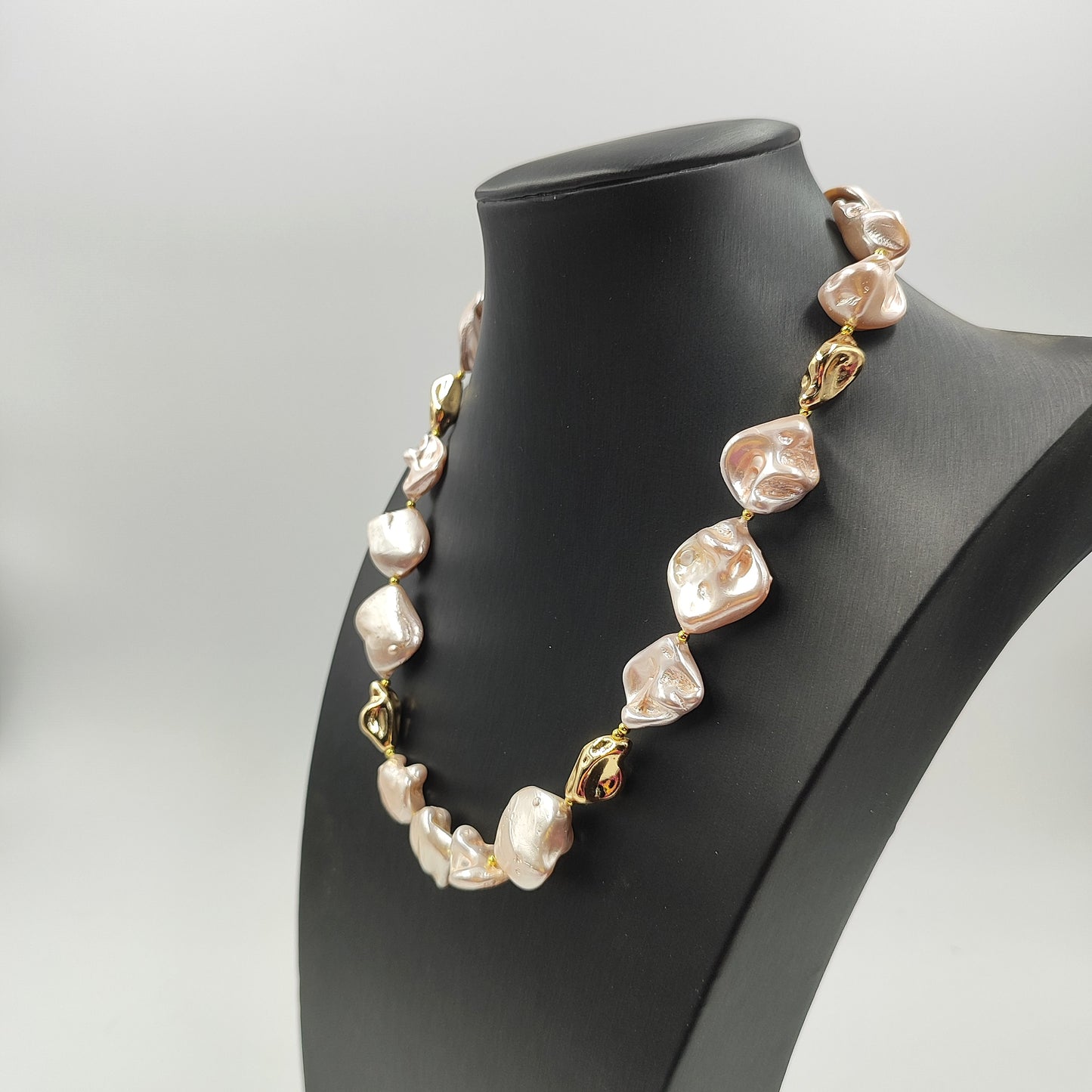 Gioiello moderno ed elegante in perle rosa e perle oro, ideale per un regalo. 