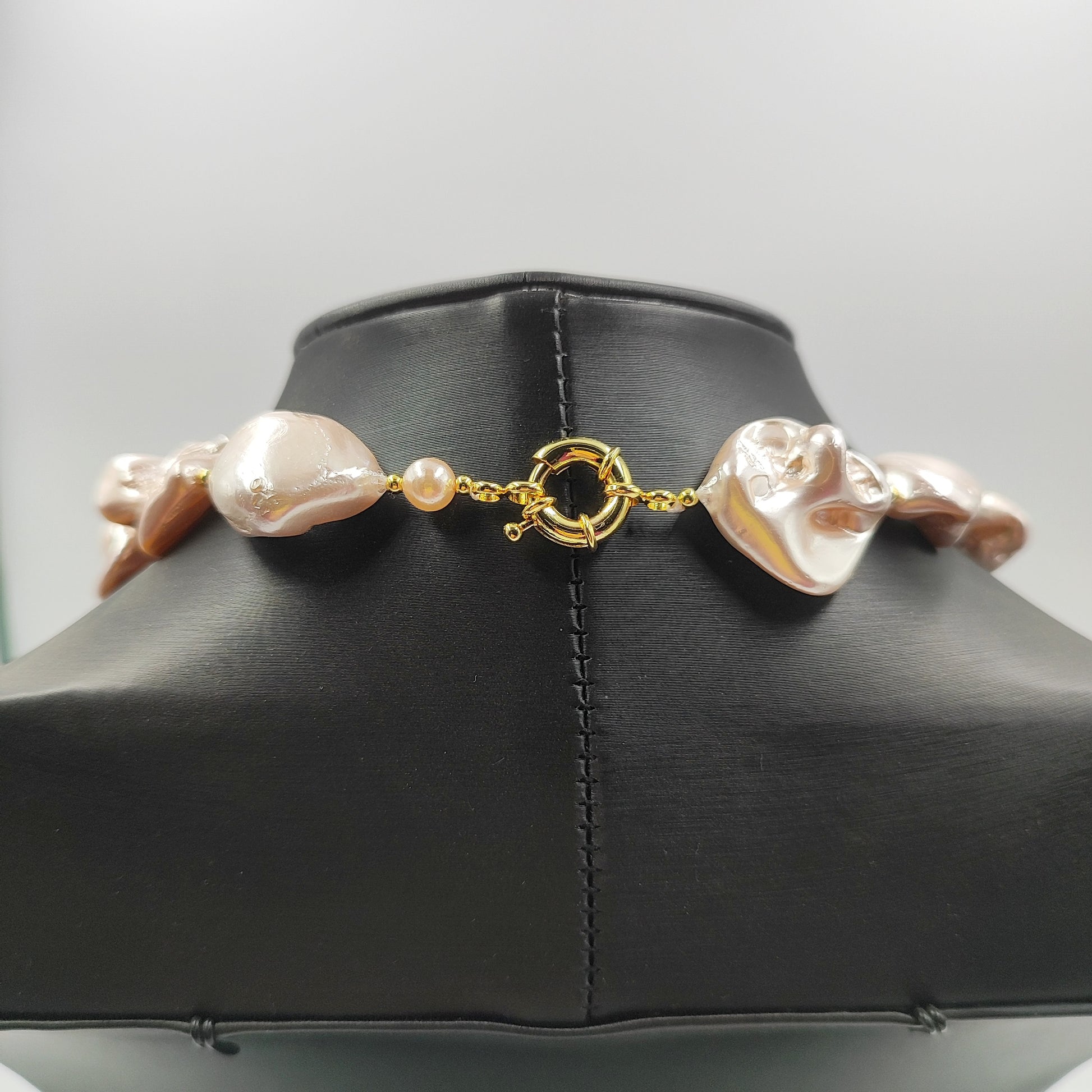 Dettaglio chiusura placcato oro, GA0025 collana Shell pearl elegance.