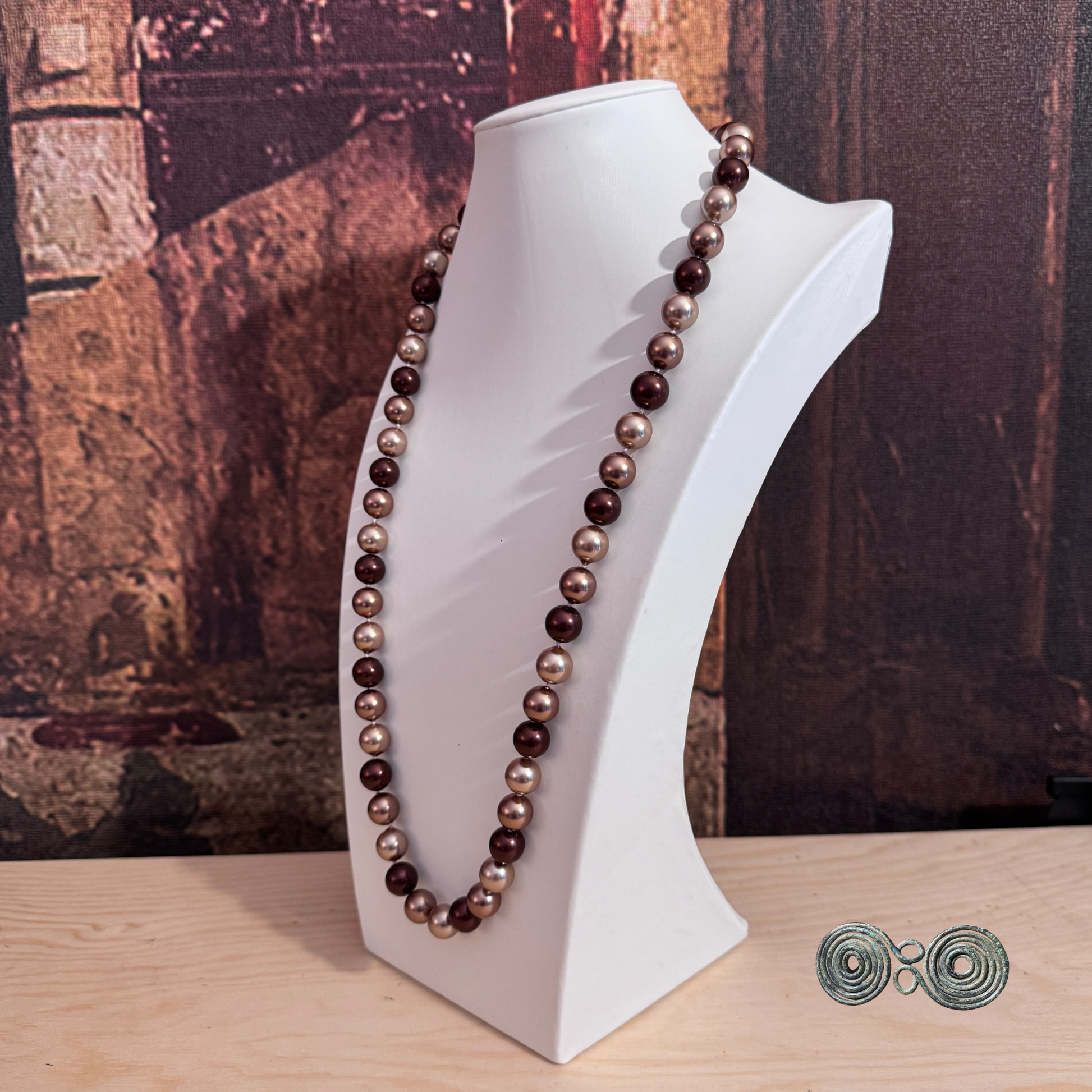 Collana 12 mm multicolor marrone su busto bianco per evidenziare i volumi.