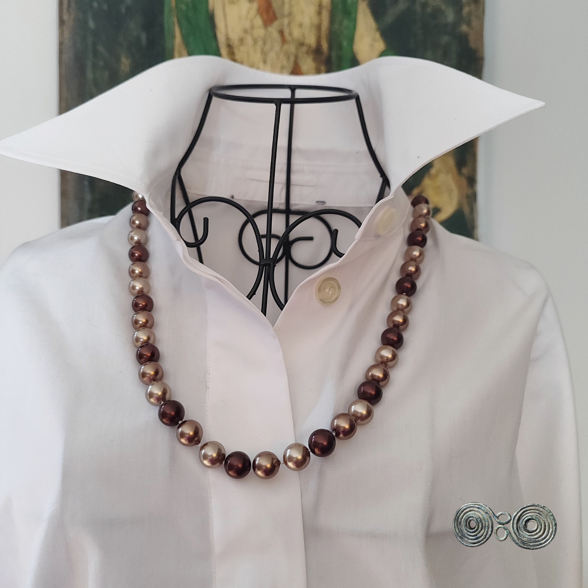 Collana 12 mm multicolor marrone su camicia bianca per evidenziare i volumi.