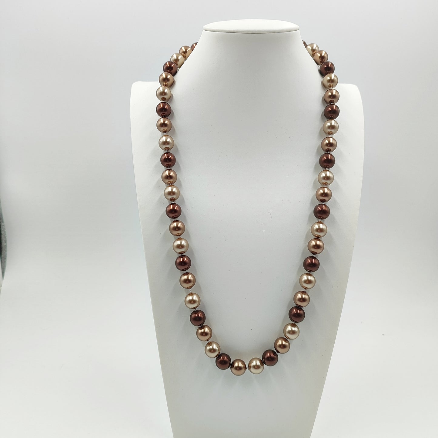 Perle tonde marroni di alta qualità, con nucleo in madreperla naturale. 