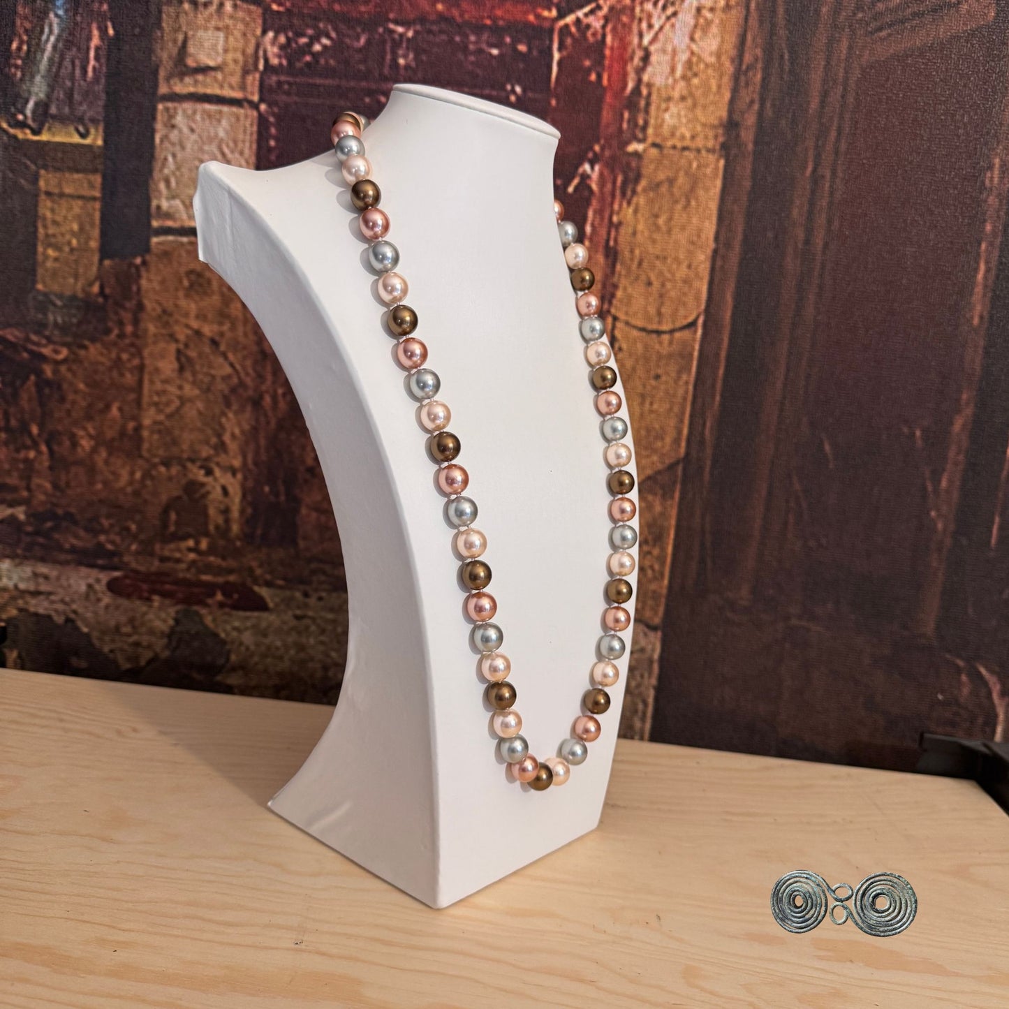 Composizione artistica perle di conchiglia tonde multicolor per catalogo Gemmopoli.
