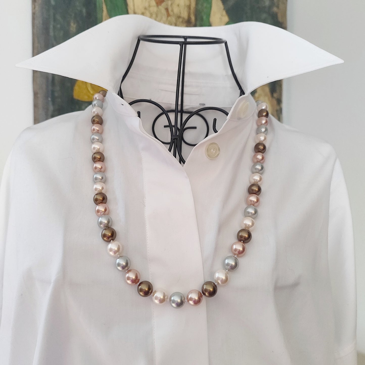 Perle multicolor chiaro perfettamente tonde, gioiello classico ed elegante. 