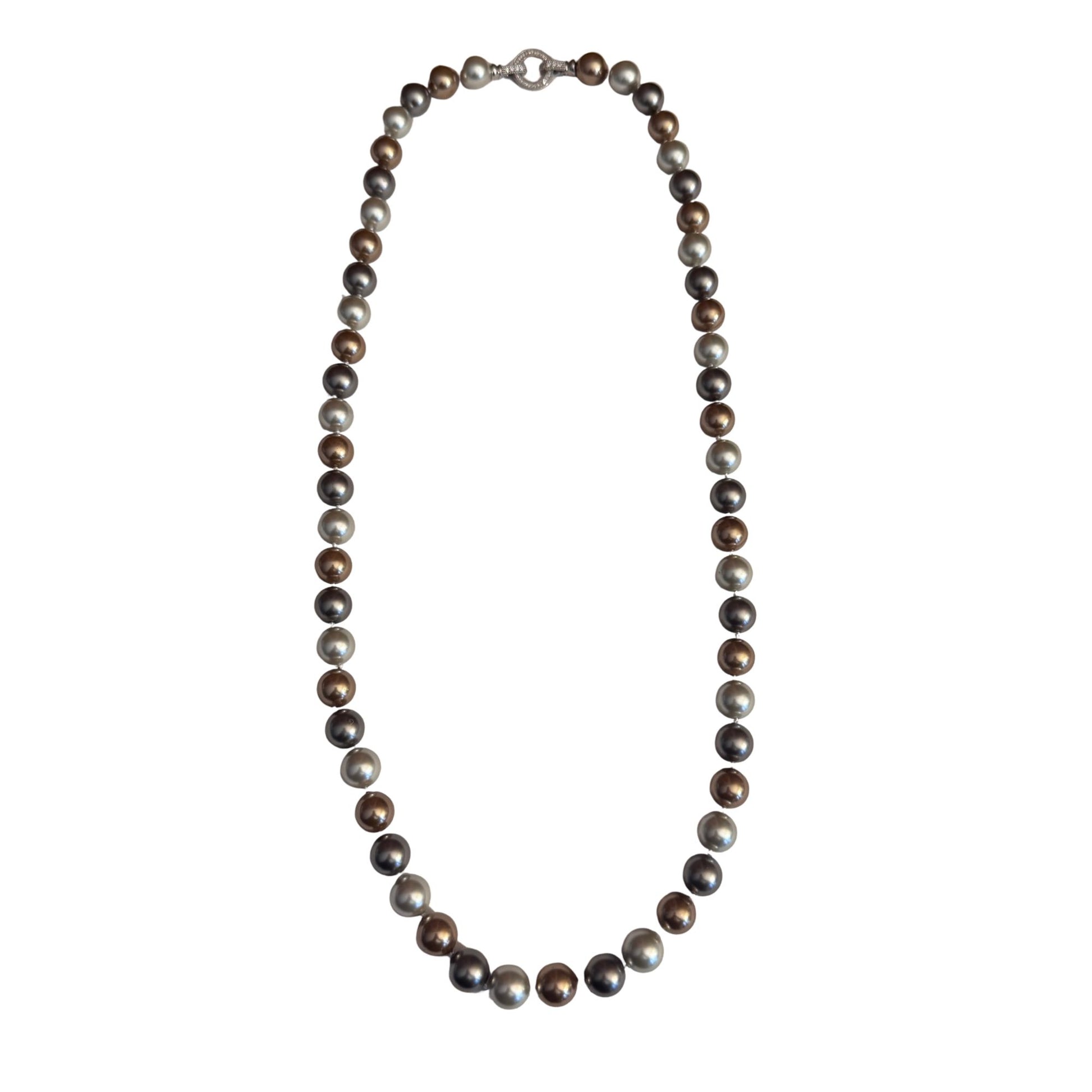 Collana Perle di Conchiglia Elegance tonde 12 mm multicolor grigio GA0029. Su sfondo bianco per google