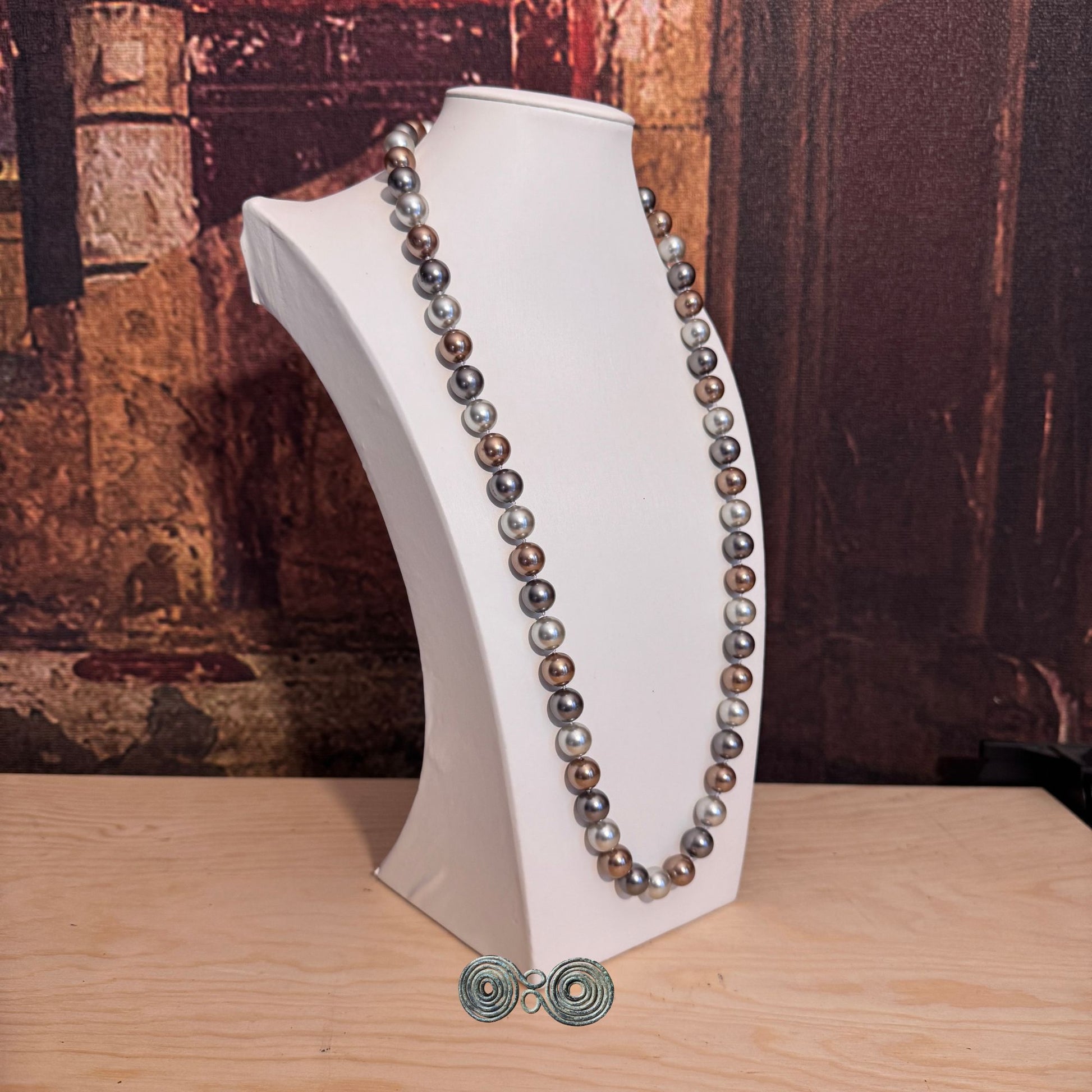 Collana 12 mm mix grigio su busto bianco per evidenziare la regolarità.
