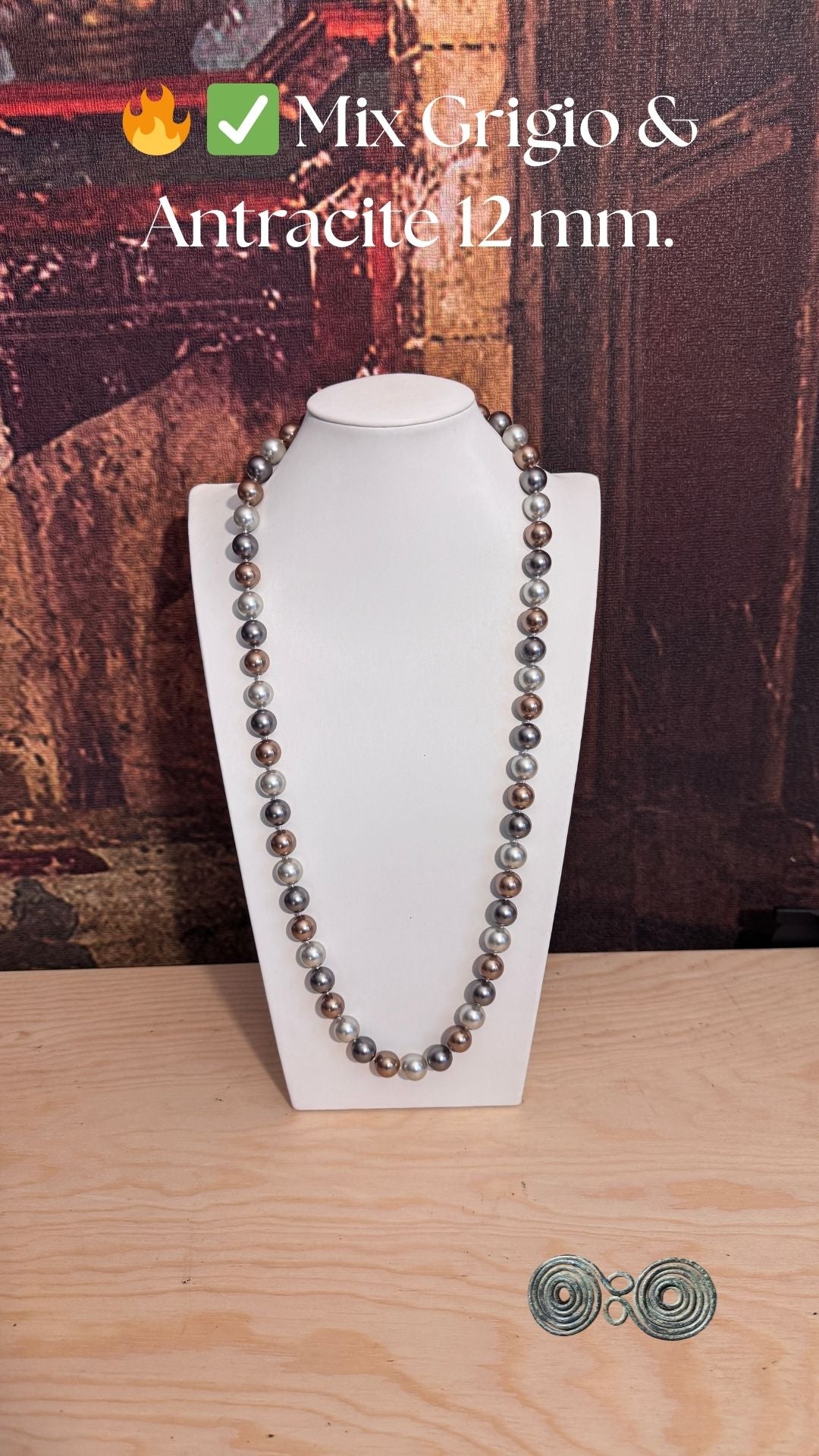 Collana Perle di Conchiglia Elegance tonde 12 mm multicolor grigio GA0029. Immagine verticale per social