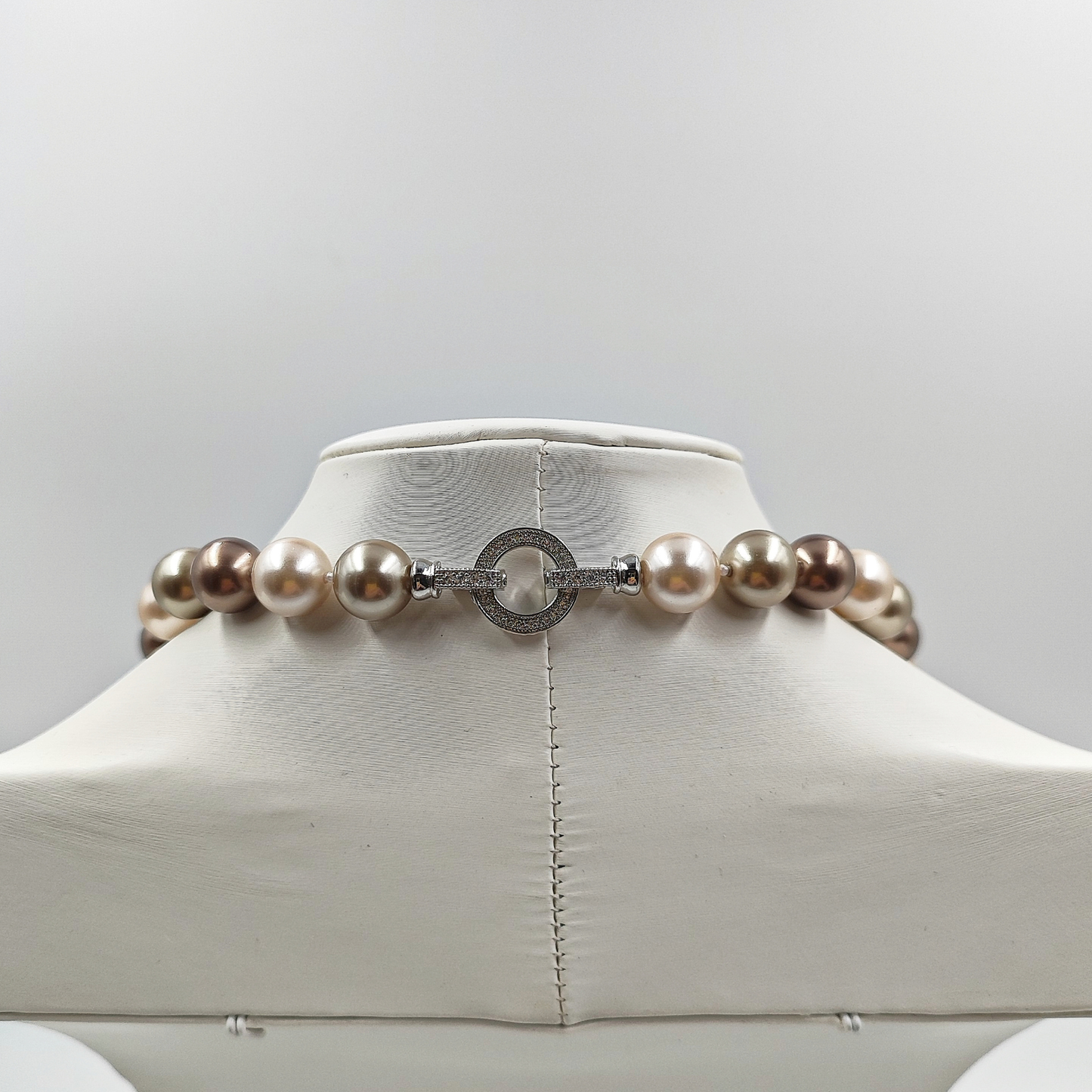 Primo piano sulle sfumature delle perle multicolor  e della chiusura