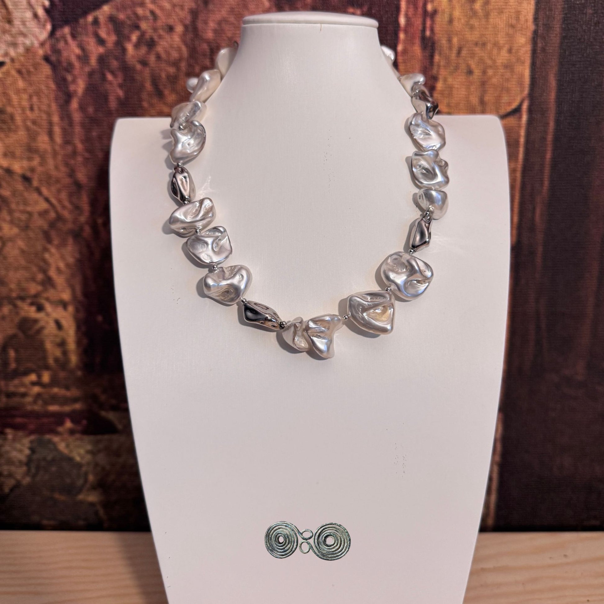 Girocollo perle di conchiglia barocche bianco e argento GA0030 su busto espositivo.