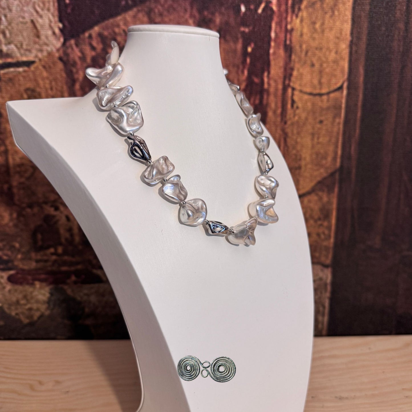 Girocollo perle di conchiglia barocche bianco e argento GA0030 su busto espositivo.Lato sinistro