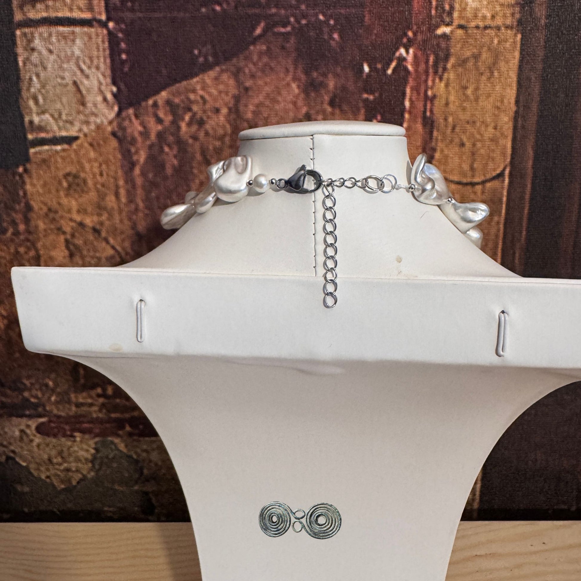 Particolare della chiusura e della catenella di estensione da 38 a 43 cm.