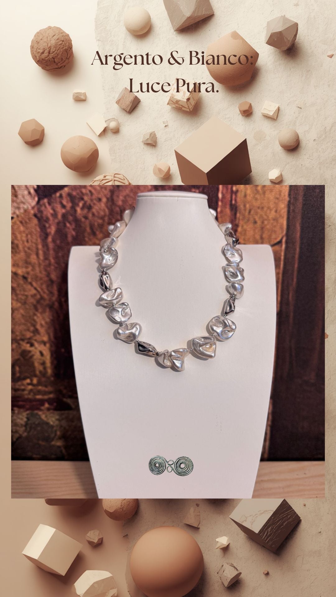 Girocollo perle di conchiglia barocche bianco e argento GA0030 su busto espositivo.
