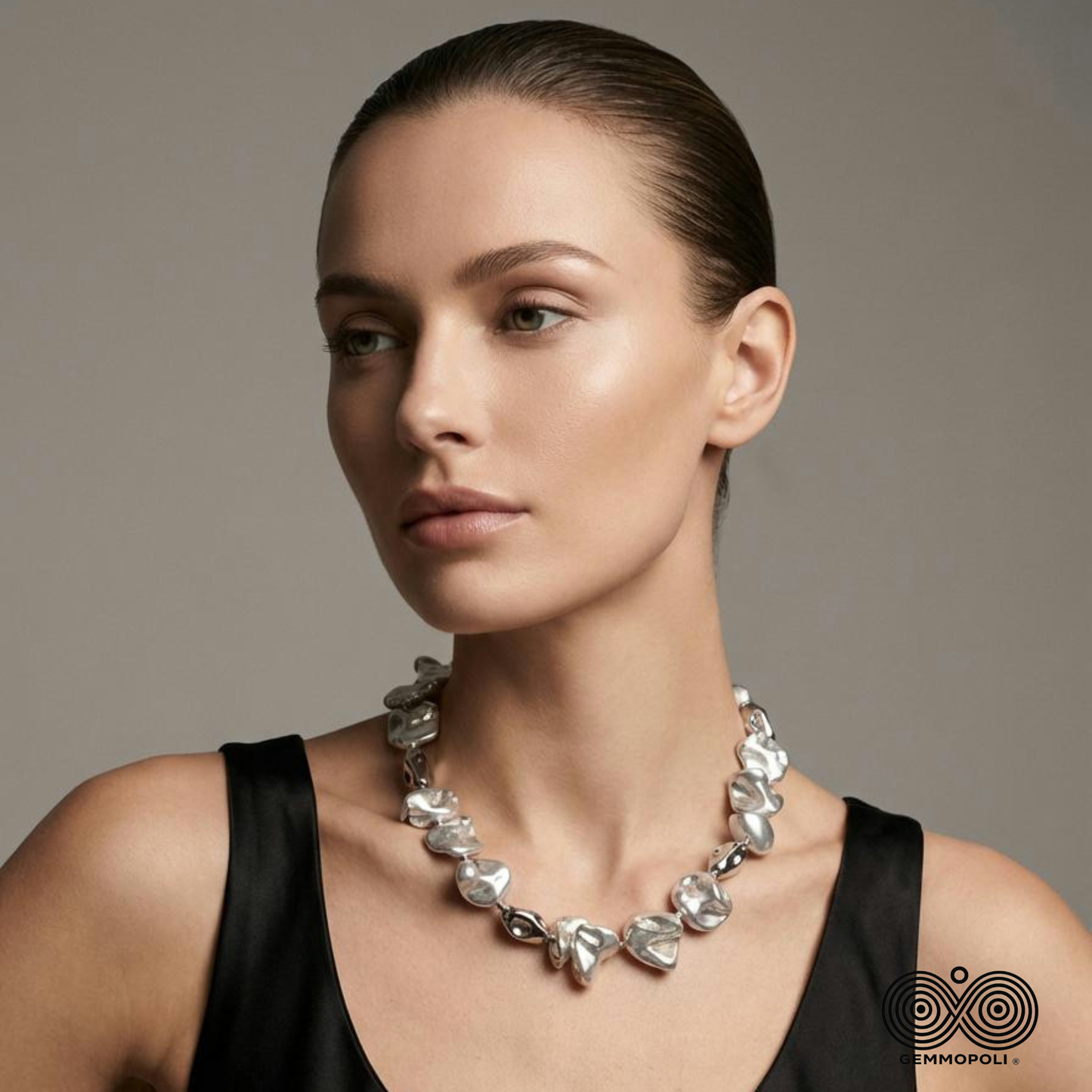 Modella con Collana Elegance in Madreperla Bianco Perla Argento 