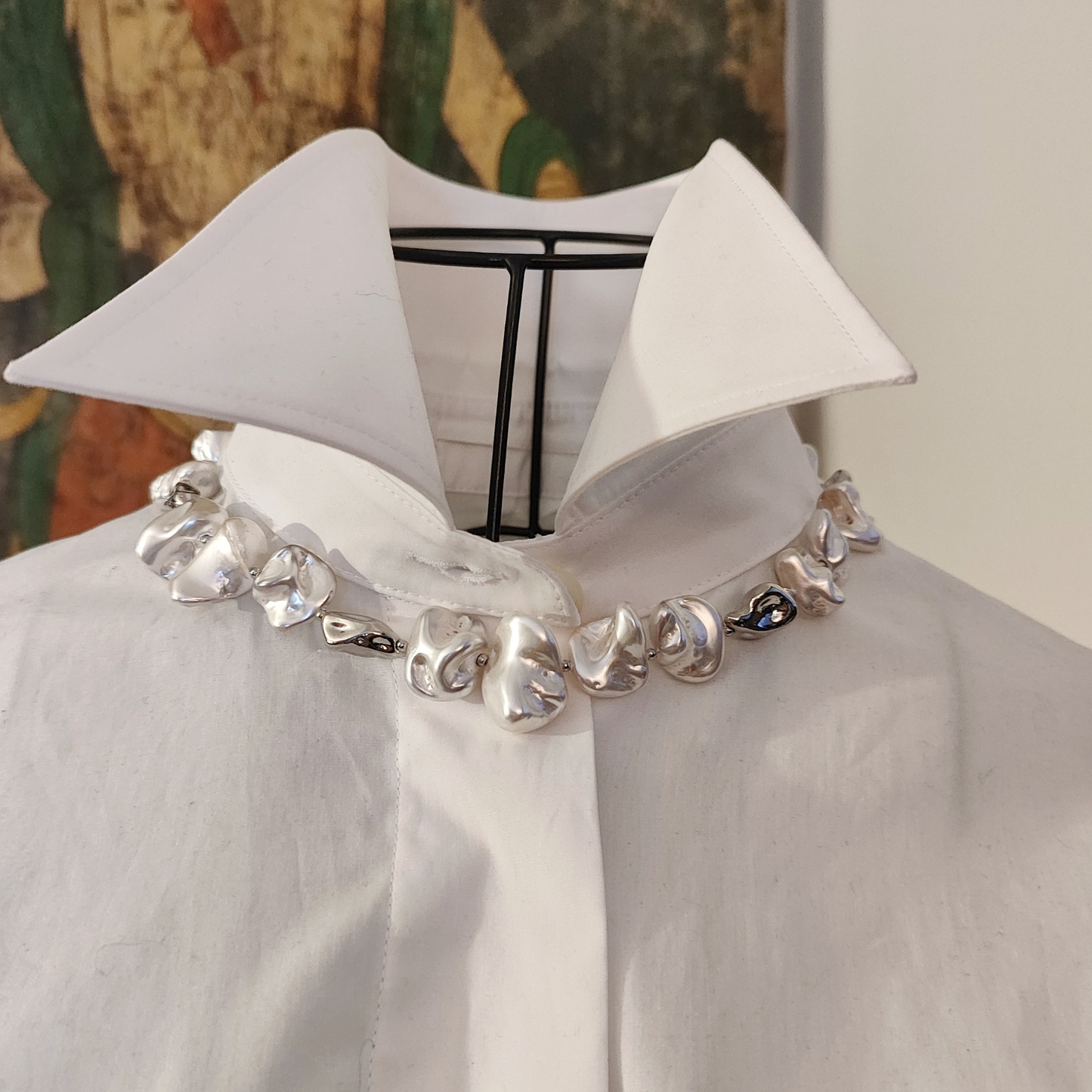 Girocollo Perle Elegance GA0030 con alternanza di perle barocche bianche e perle barocche argento.