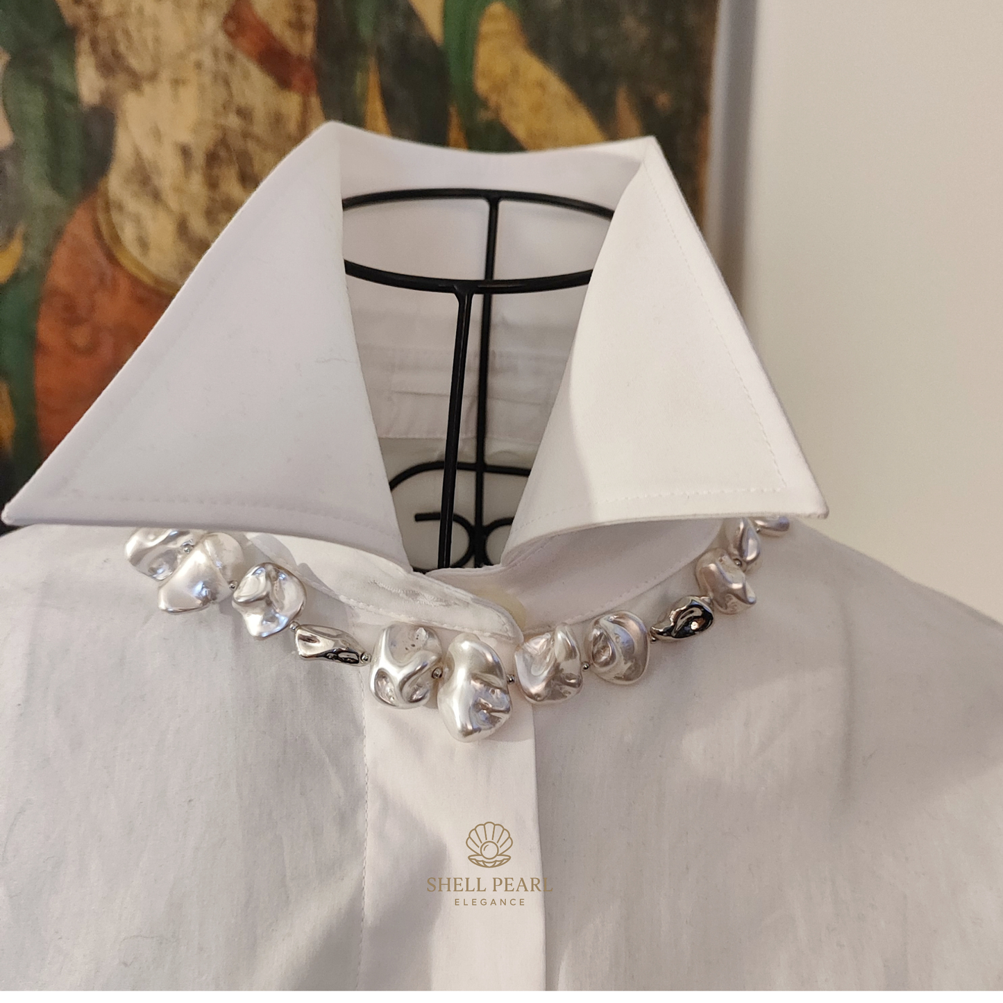 Dettaglio delle perle scultura irregolari in bianco e argento metallizzato, codice GA0030.