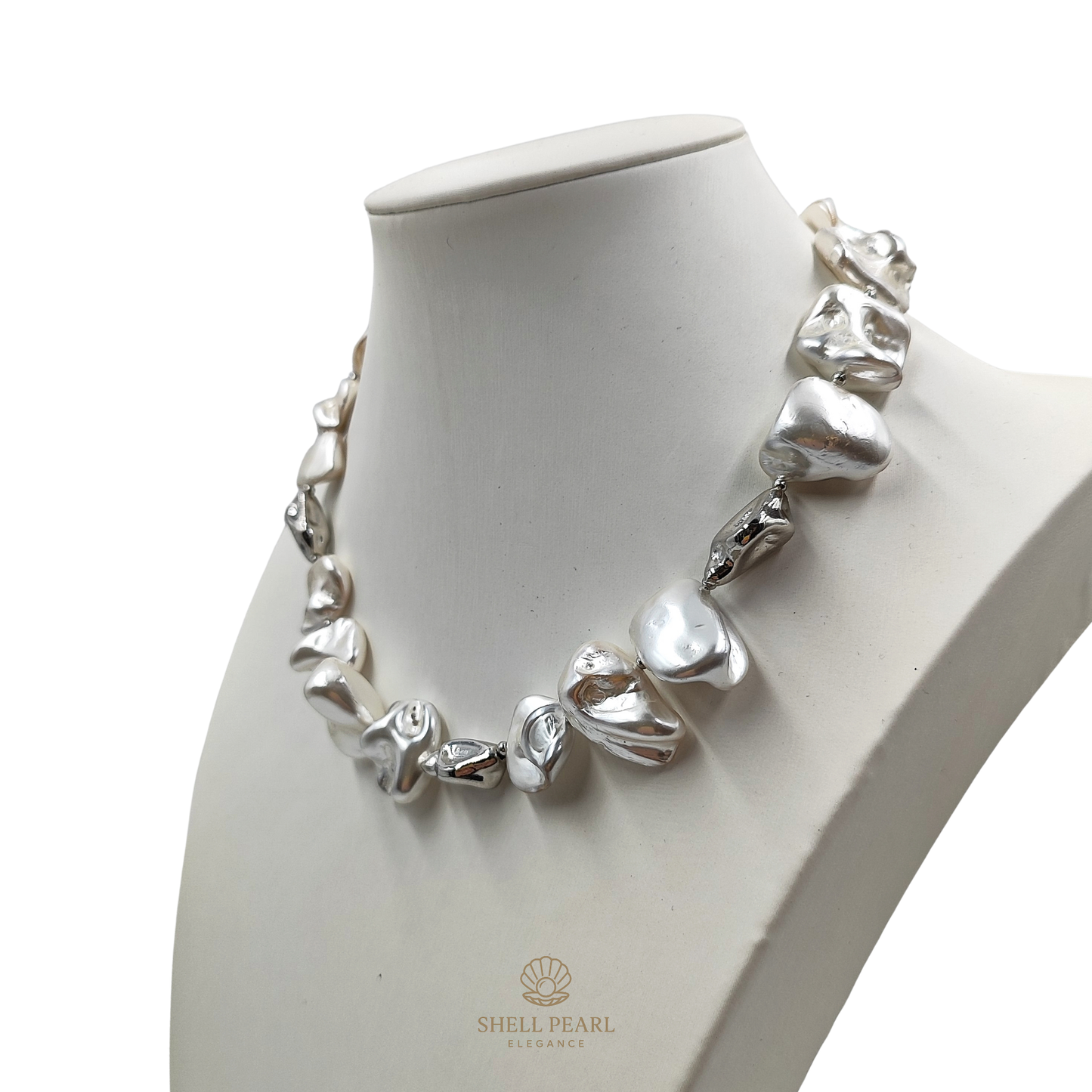 Primo piano sulle perle barocche argento e bianche con nucleo in madreperla naturale.