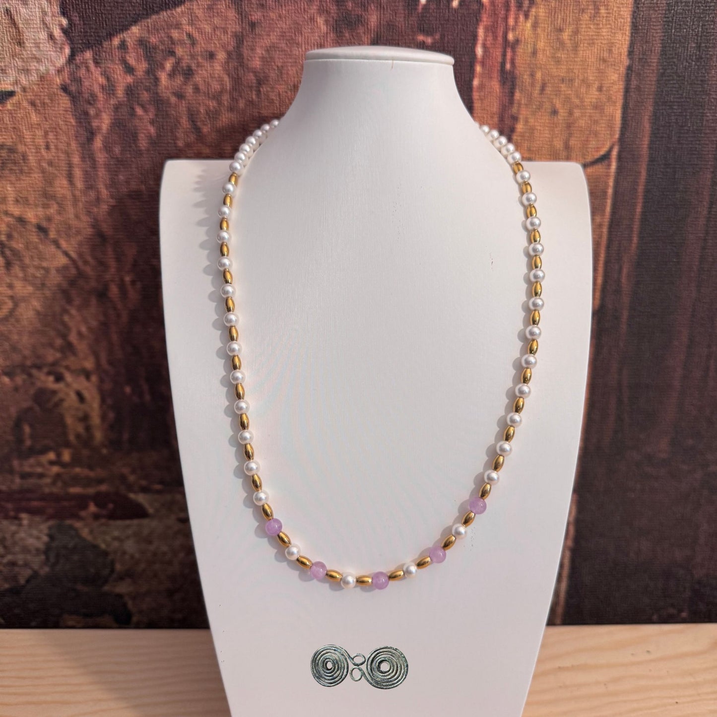 Dettaglio perle di conchiglia tonde e ametista lavender con distanziatori oro.