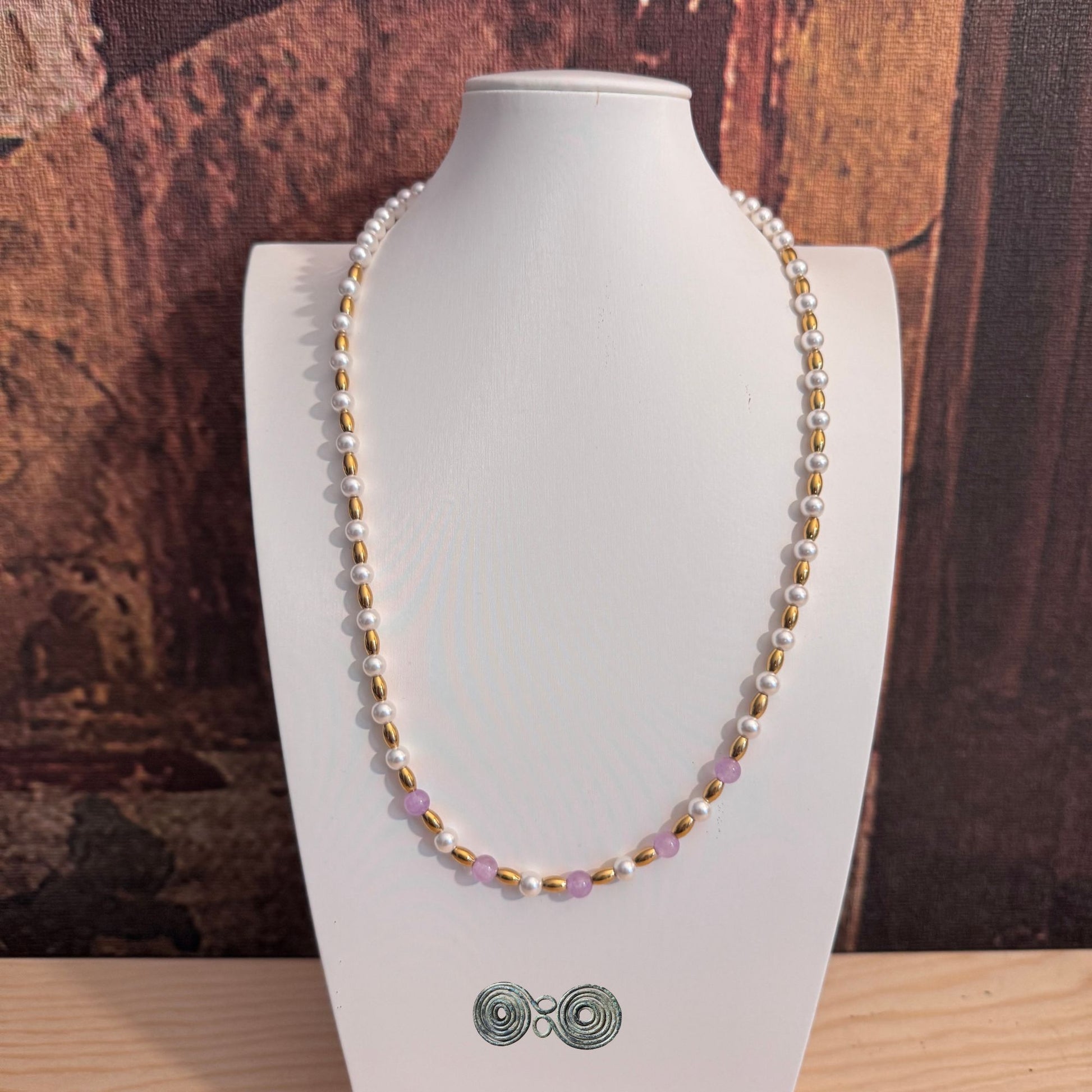 Dettaglio perle di conchiglia tonde e ametista lavender con distanziatori oro.