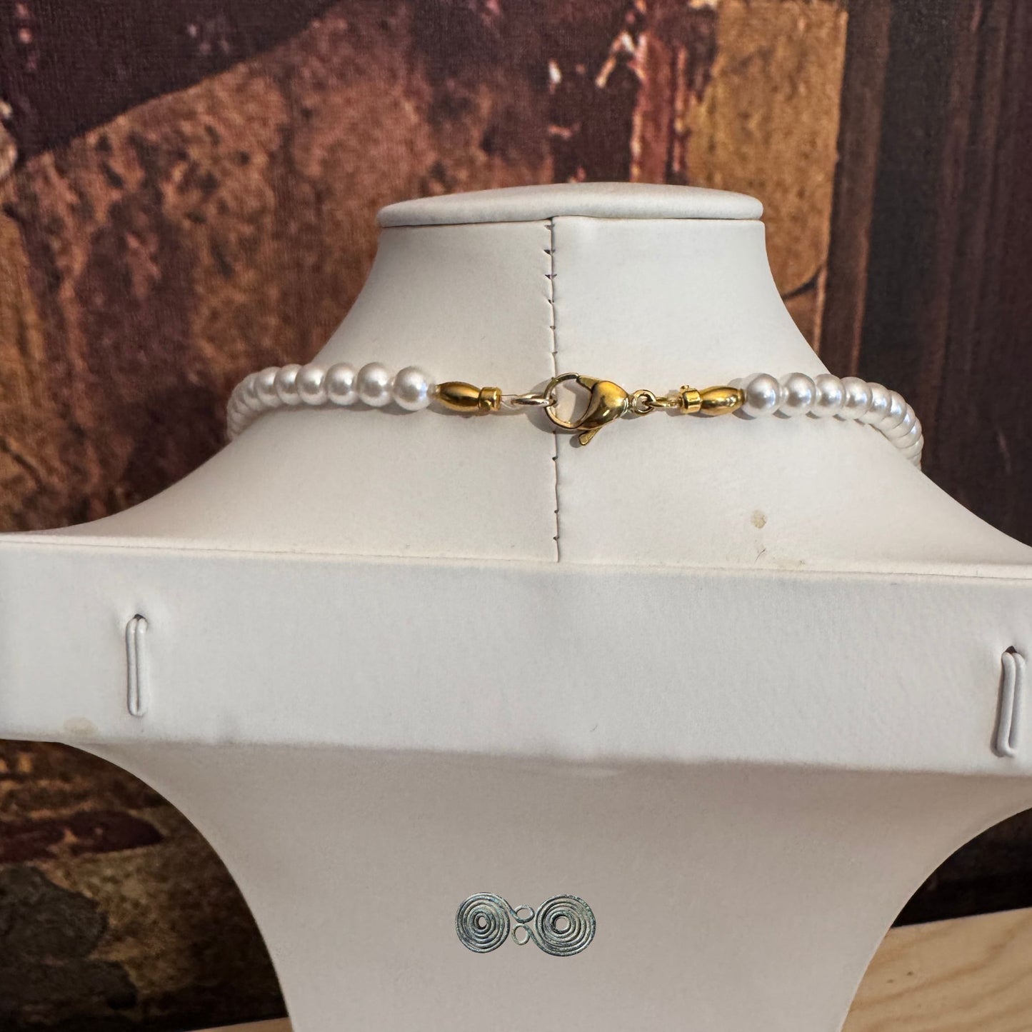 Chiusura e dettagli in acciaio color oro della collana Elegance GA0031.