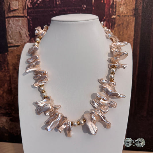 Primo piano perle Biwa rosa con riflessi madreperlacei naturali.