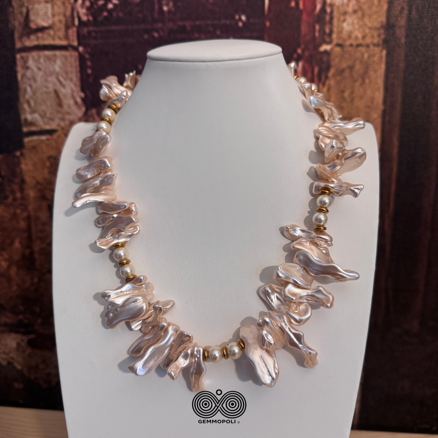 Collana con perle Biwa e perle bianche. 
