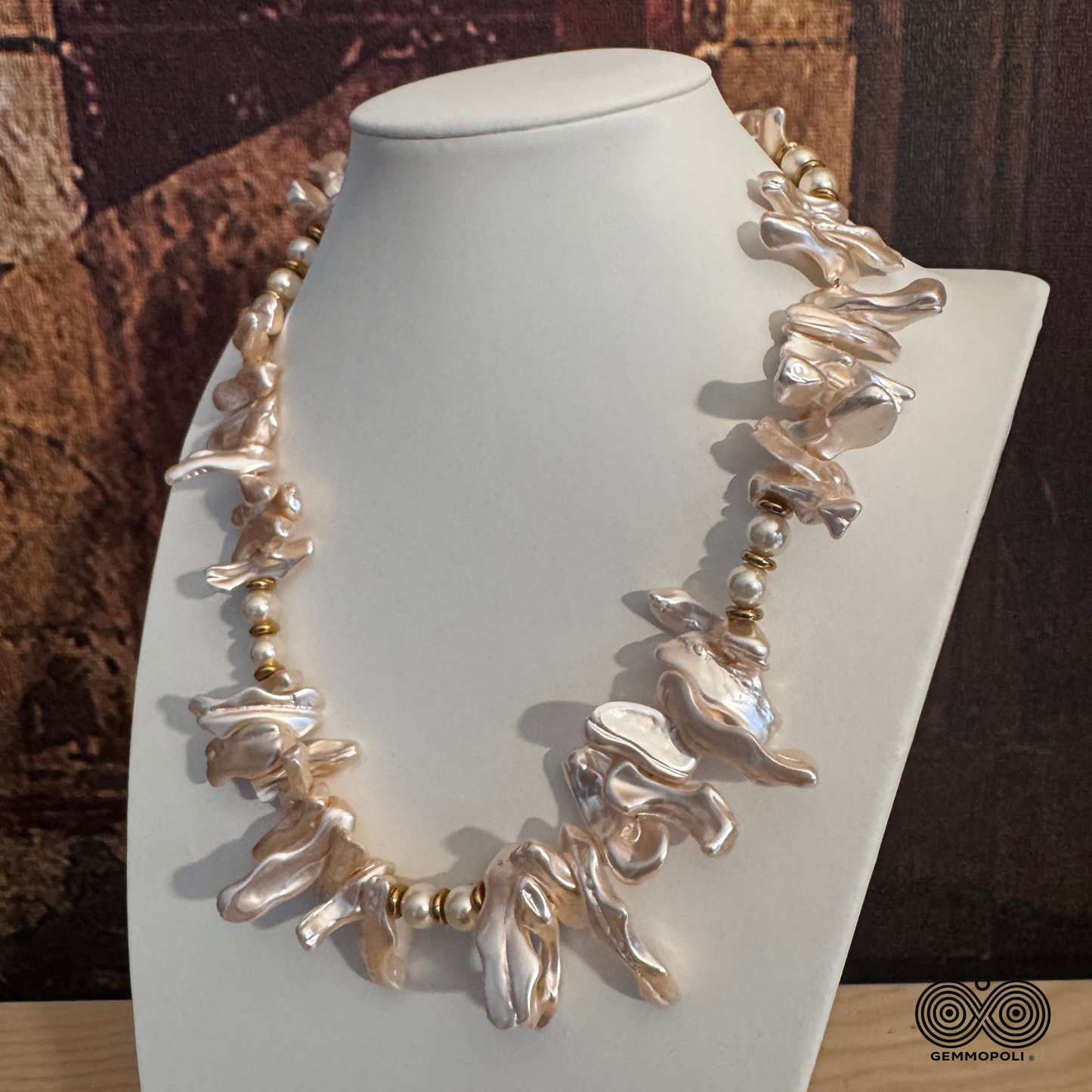 Collana in Madreperla Biwa con distanziali Gold. 