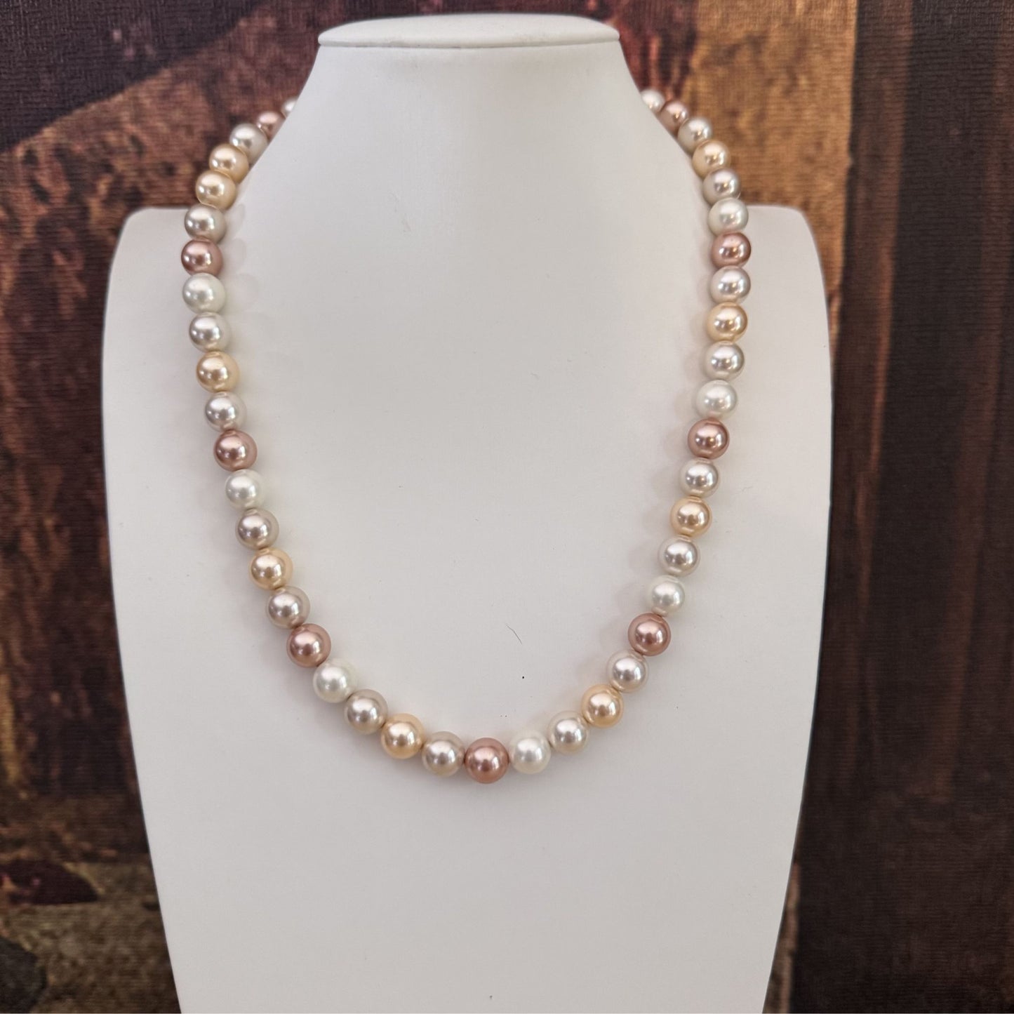 Collana GA0034 Shell Pearl Elegance multicolor 10mm su busto bianco.