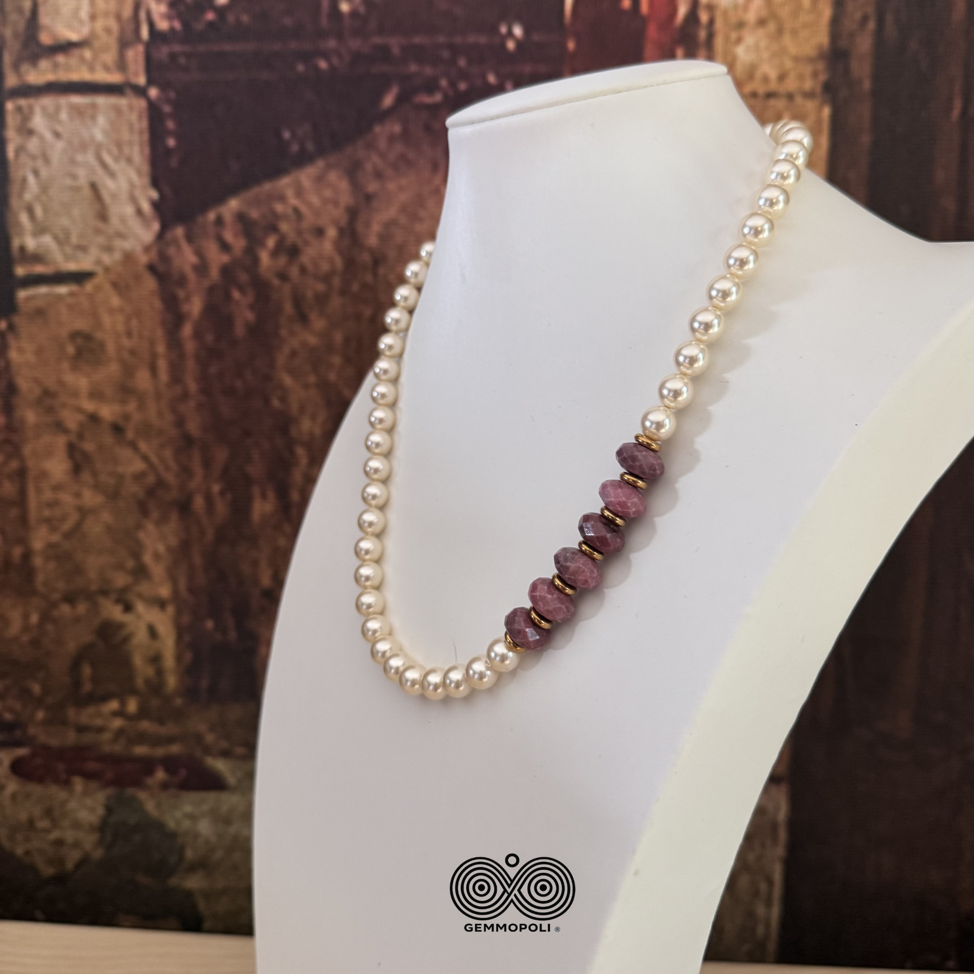 Collana da 48 cm in madreperla e rodonite con acciaio oro per e-commerce e marketplace 