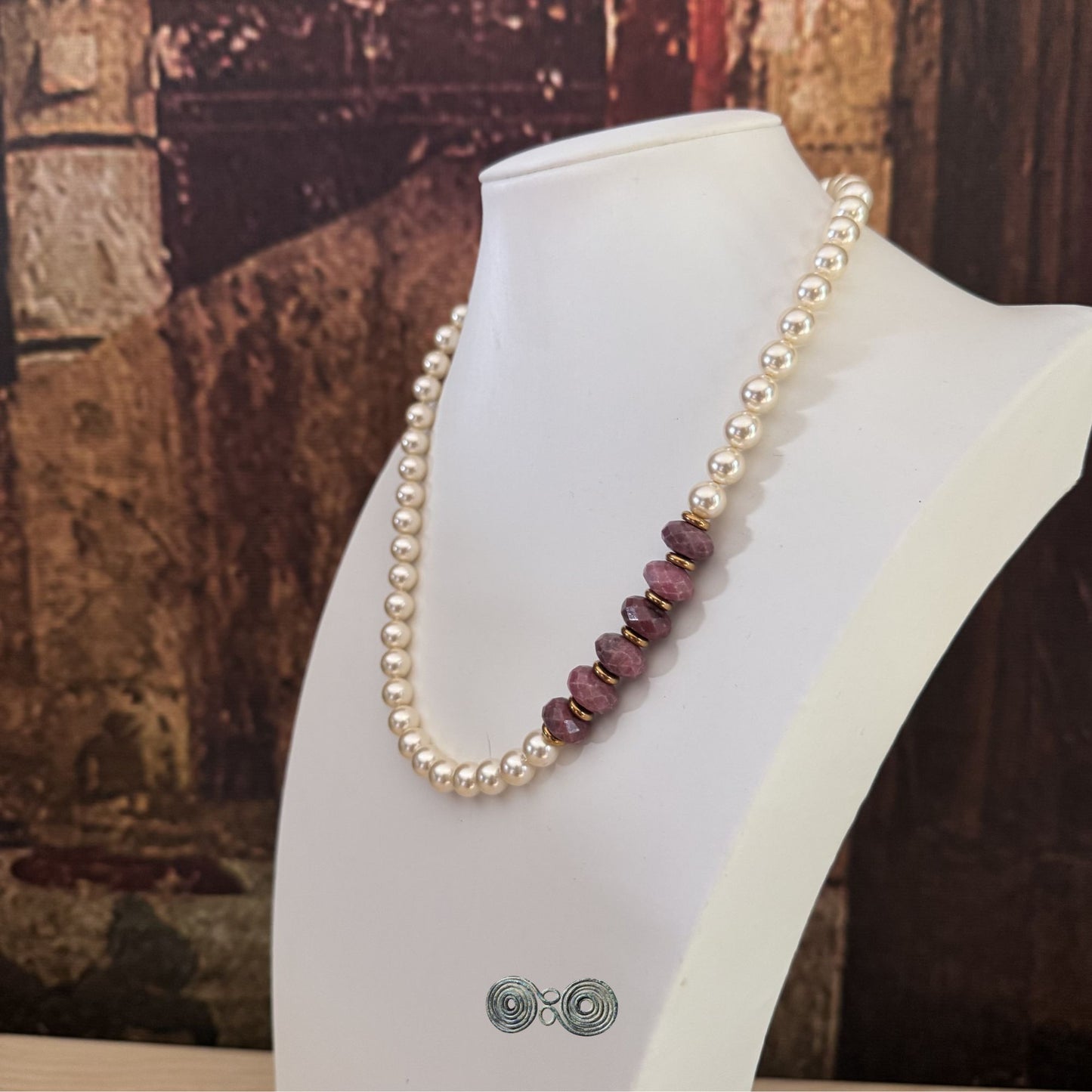 Vista lato destro della collana GA0040 Perle Elegance bianche e rodonite su busto.