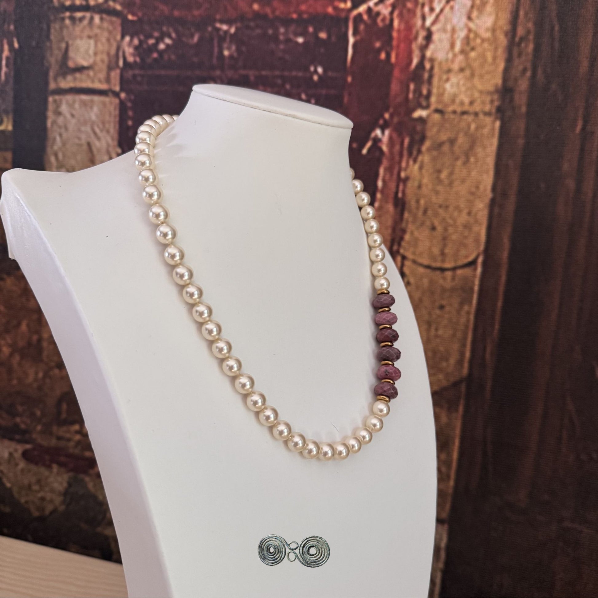 Vista lato sinistro della collana GA0040 Perle Elegance bianche e rodonite su busto.