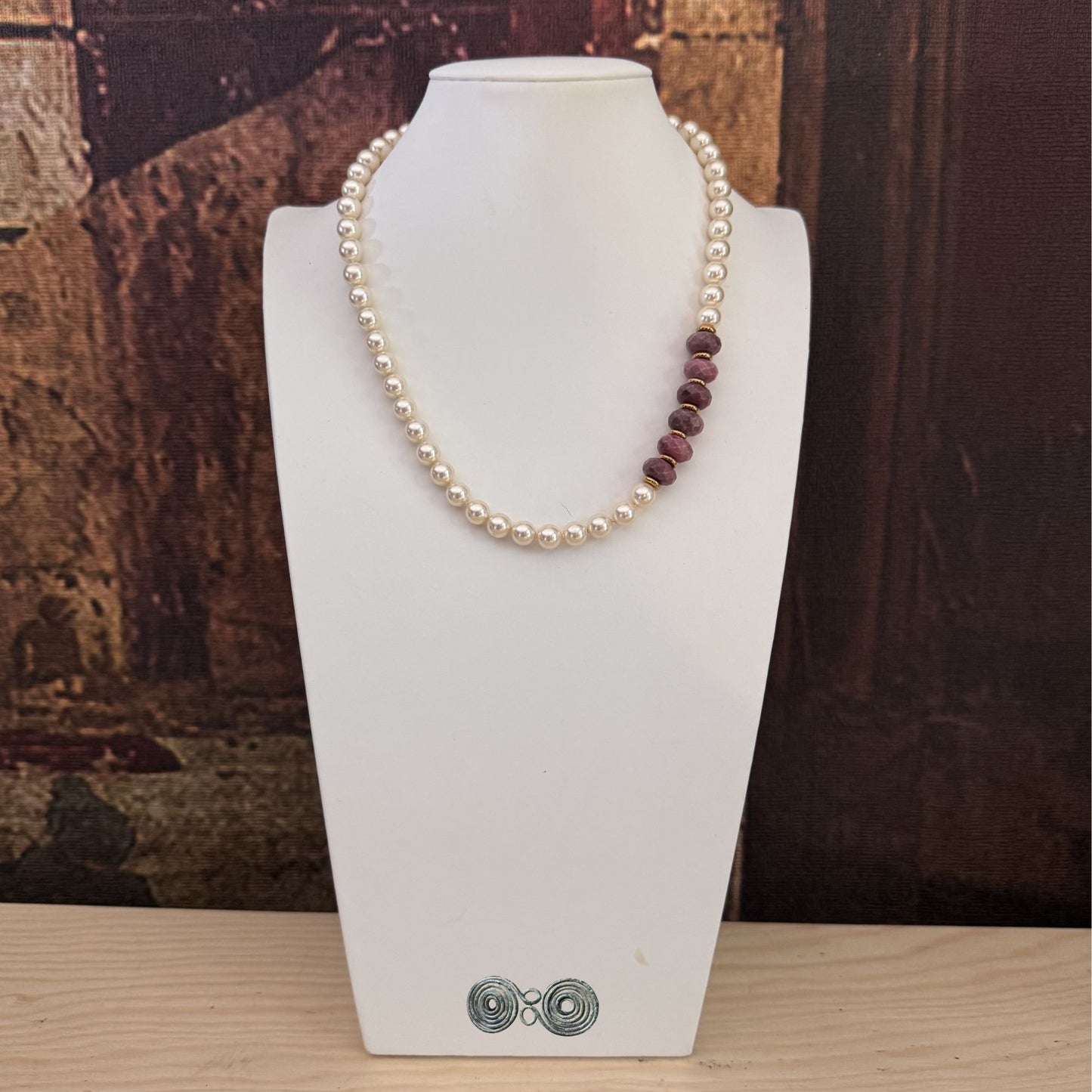 Collana GA0040 Shell Pearl Elegance bianche e rodonite su busto alto