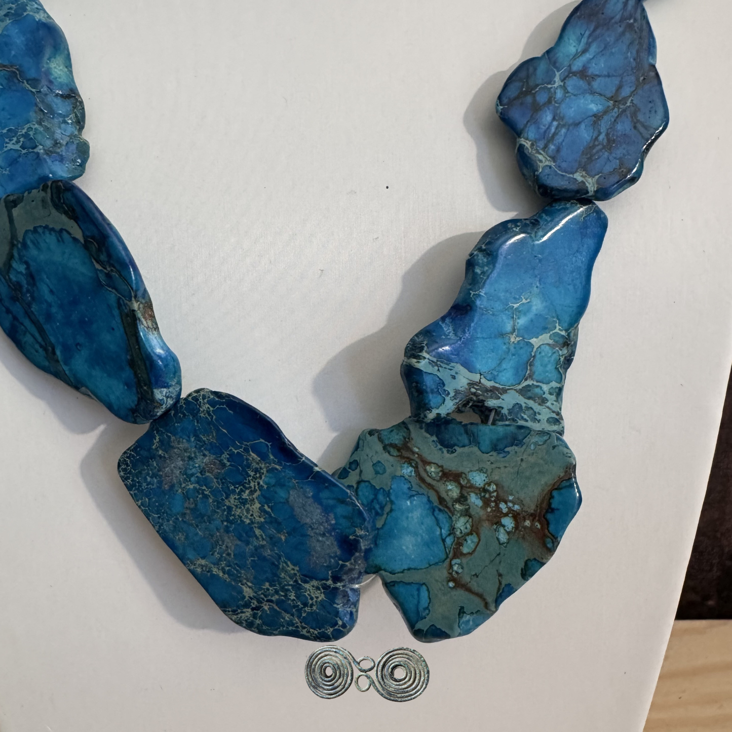 Dettaglio diaspro imperiale naturale venature blu 