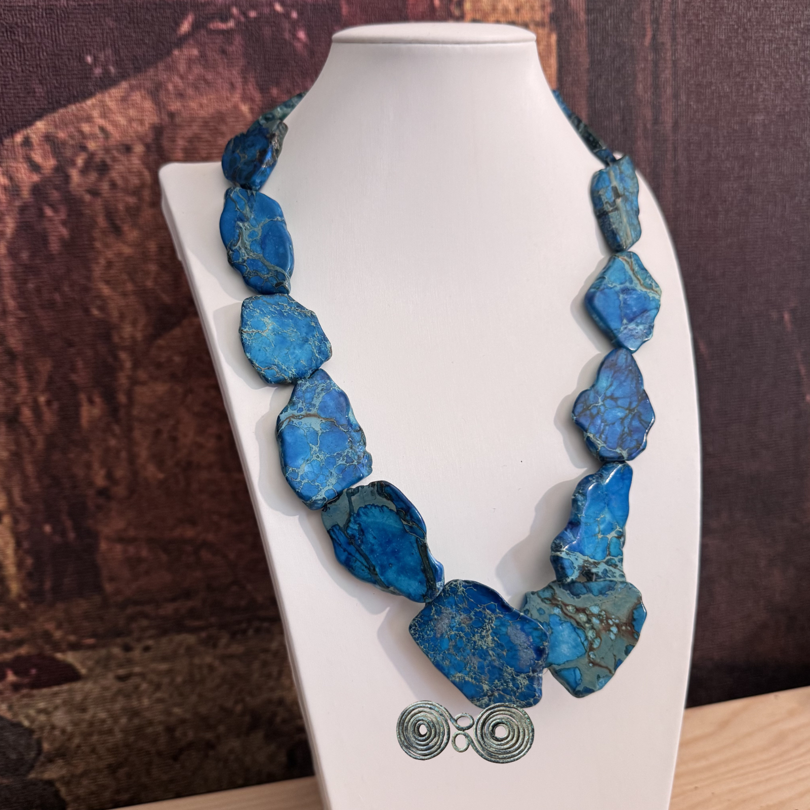 collana scenografica pietre blu effetto marmorizzato 