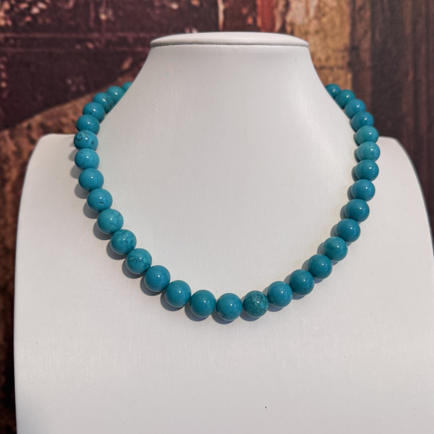 Primo piano della brillantezza e delle venature naturali della howlite verde nella collana GA0043 