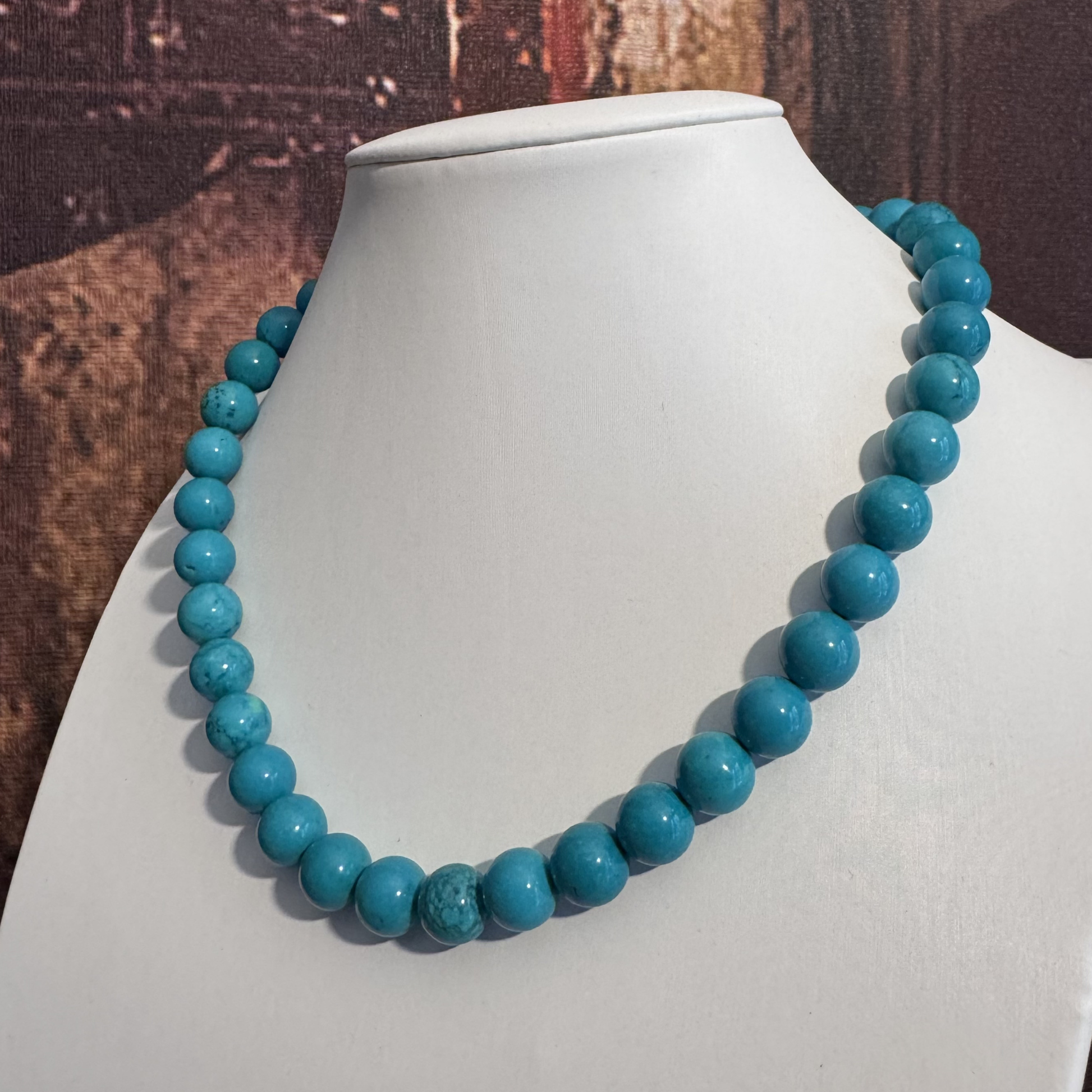 Primo piano della brillantezza e delle venature naturali della howlite verde nella collana GA0043 lato destro.