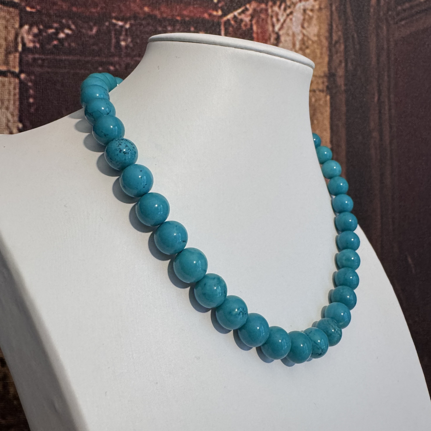 Primo piano della brillantezza e delle venature naturali della howlite verde nella collana GA0043. lato sinistro.