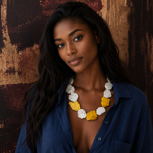 Modella con collana howlite naturale colorata gialla Gemmopoli 
