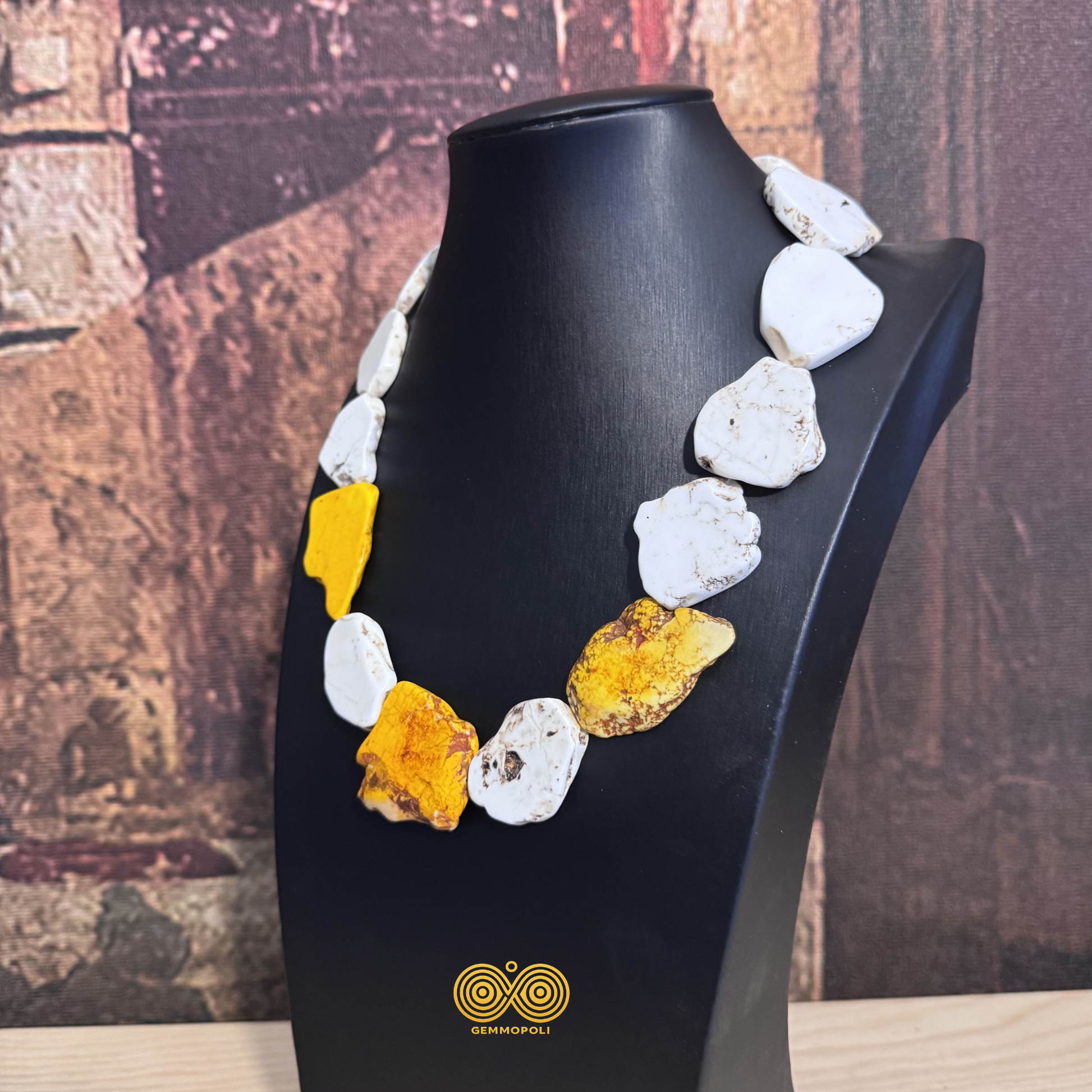 Gioiello artigianale con Howlite Bianca e Gialla naturale 