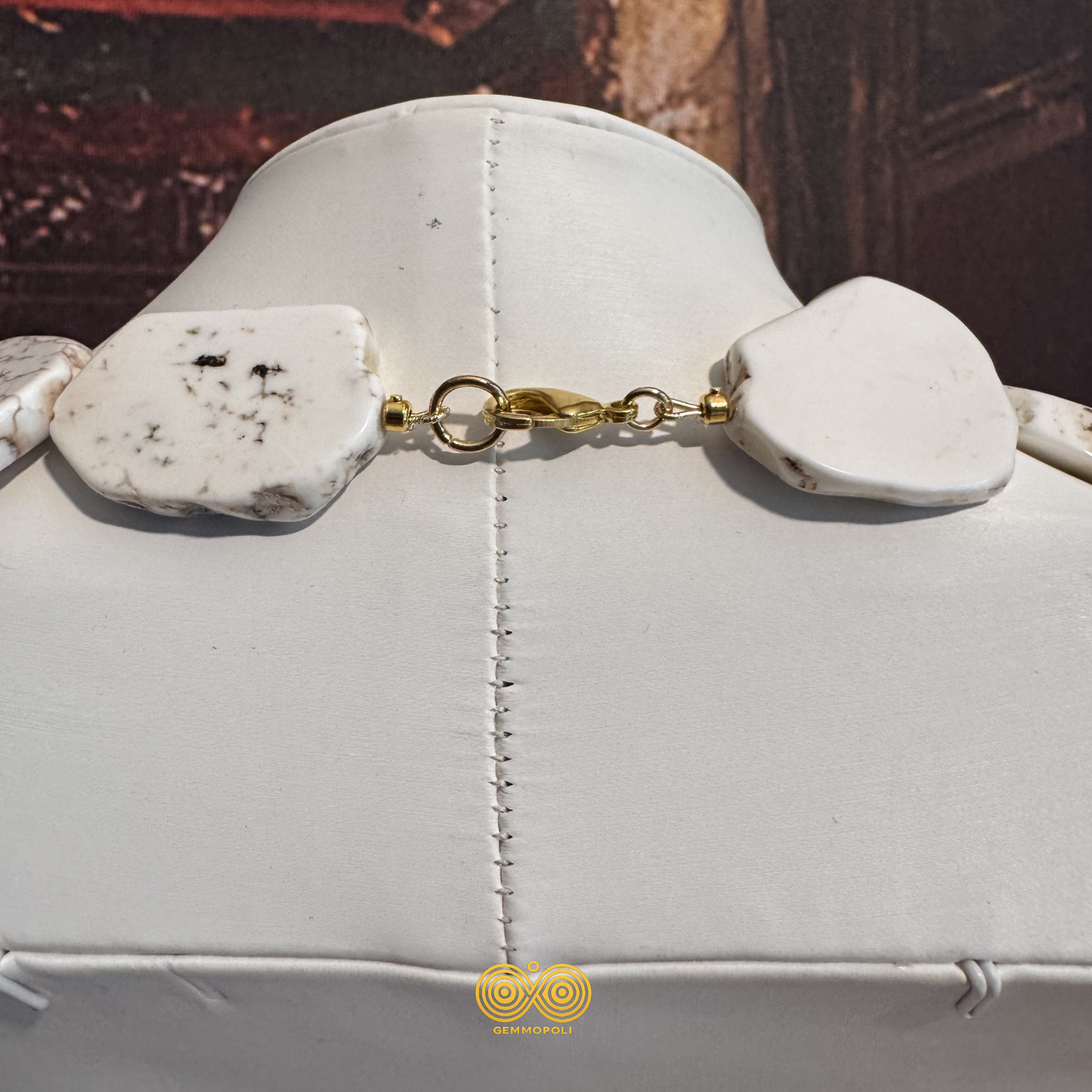 Collana con Howlite naturale e componenti in acciaio inox 