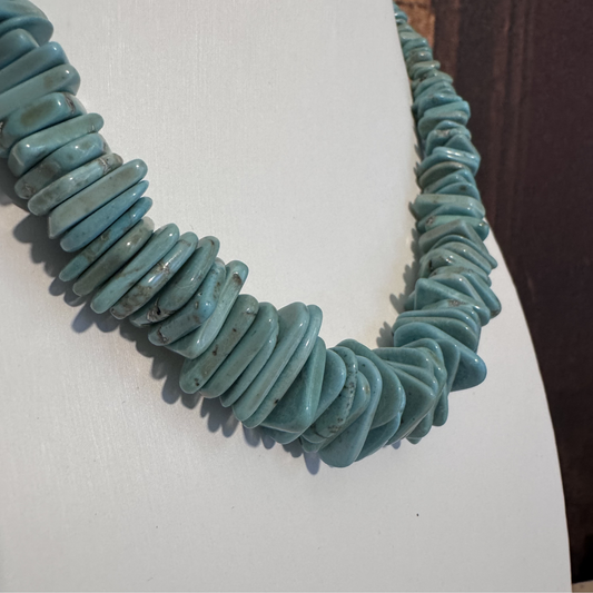 particolari  howlite verde acqua venature naturali 