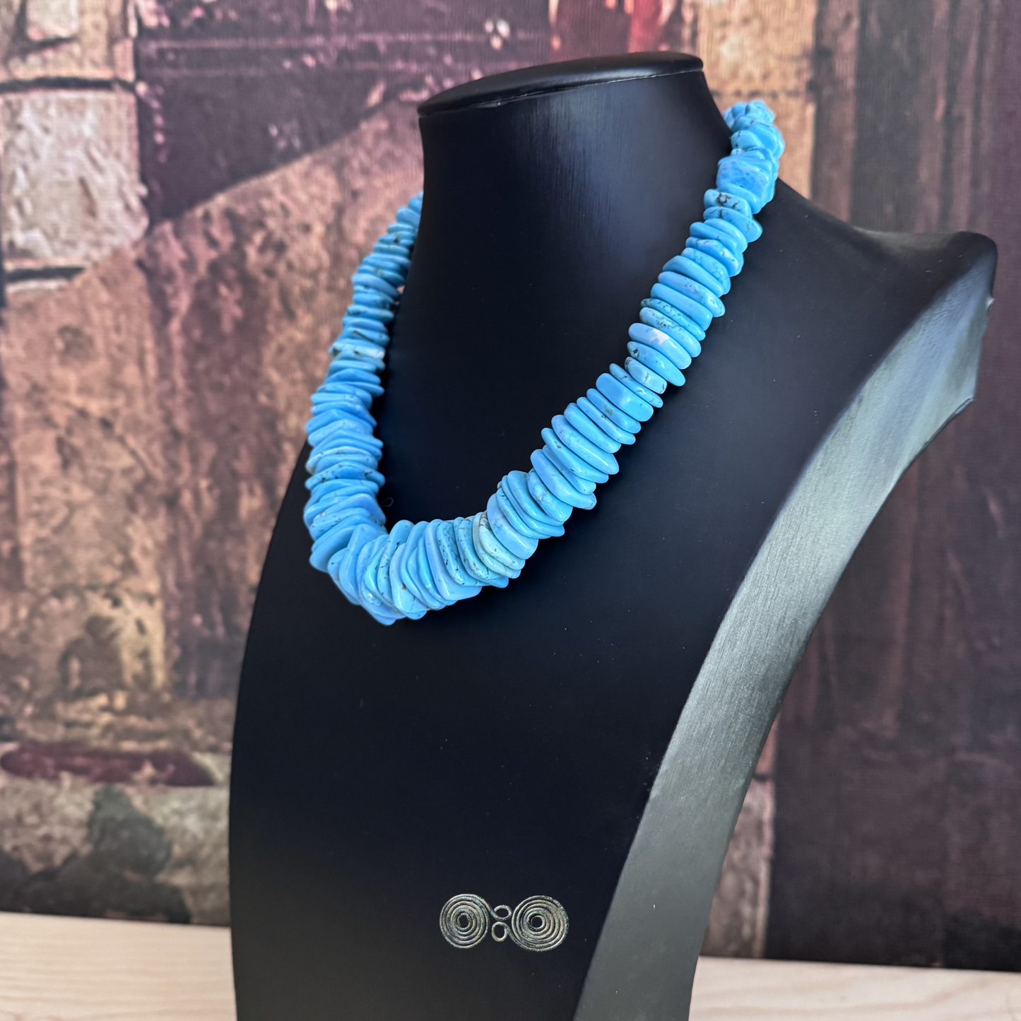 collana moderna acciaio oro e pietre azzurre 