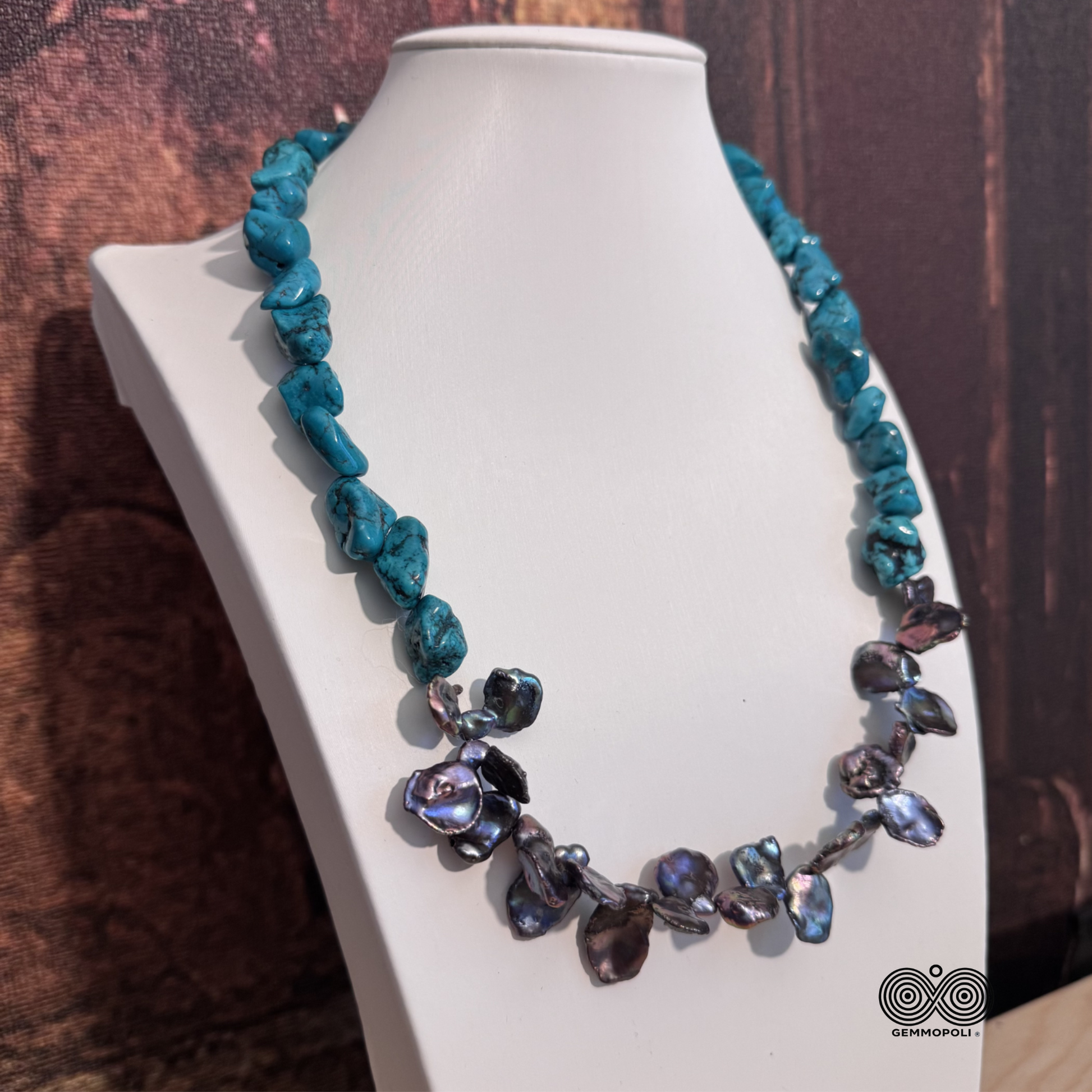 Fotografia commerciale della collana Gemmopoli GA0049 posizionata su busto espositivo bianco 