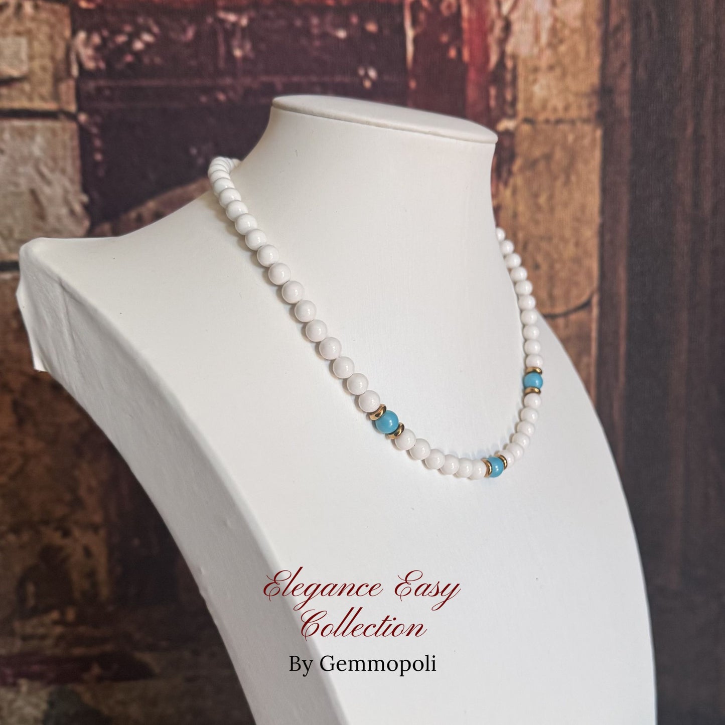 Collana estiva bianca con perle turchese e acciaio dorato vista da sinistra