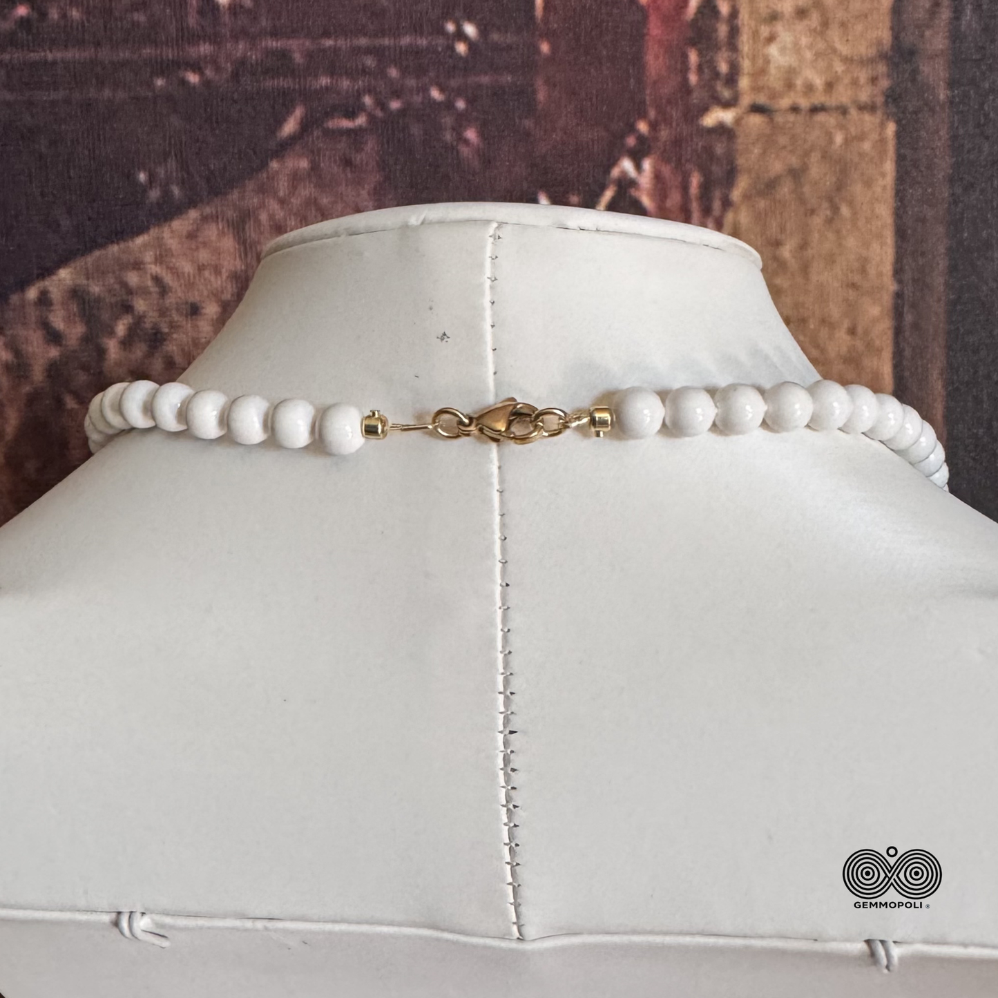 Dettaglio chiusura della collana in Madreperla Ricostruita Bianco Perla GA0053 