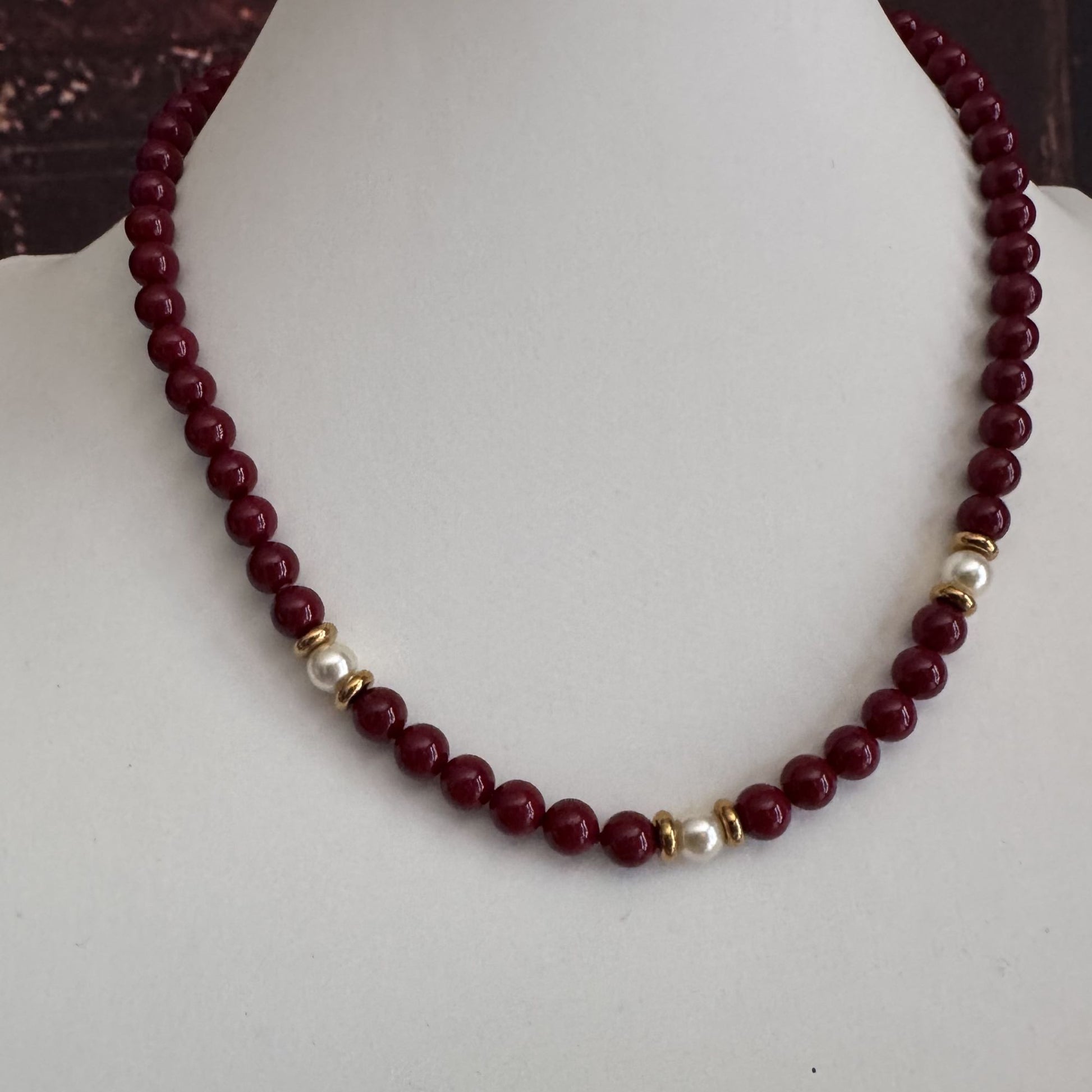 Collana Elegance Easy bordeaux con 3 perle centrali bianche acciaio gold 