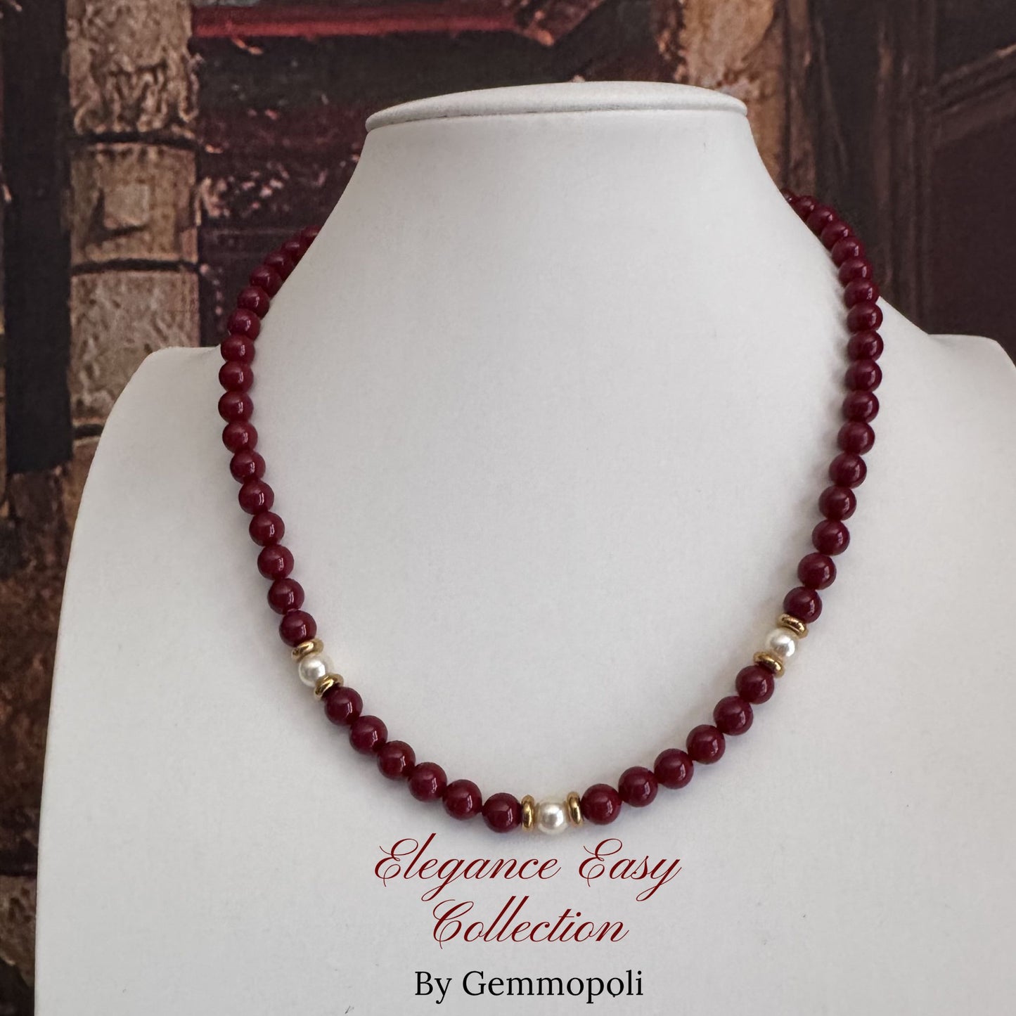 Collana donna bordeaux con tre perle centrali bianche luminose 