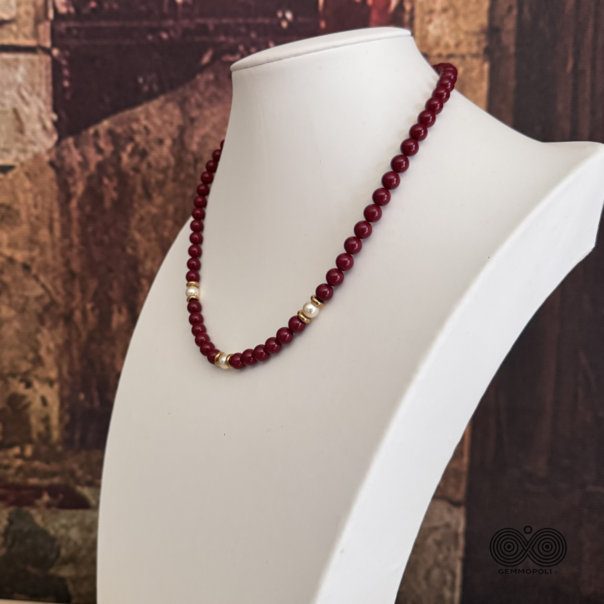 Collana Bordeaux con Tre Perle Bianche e Distanziali Oro 